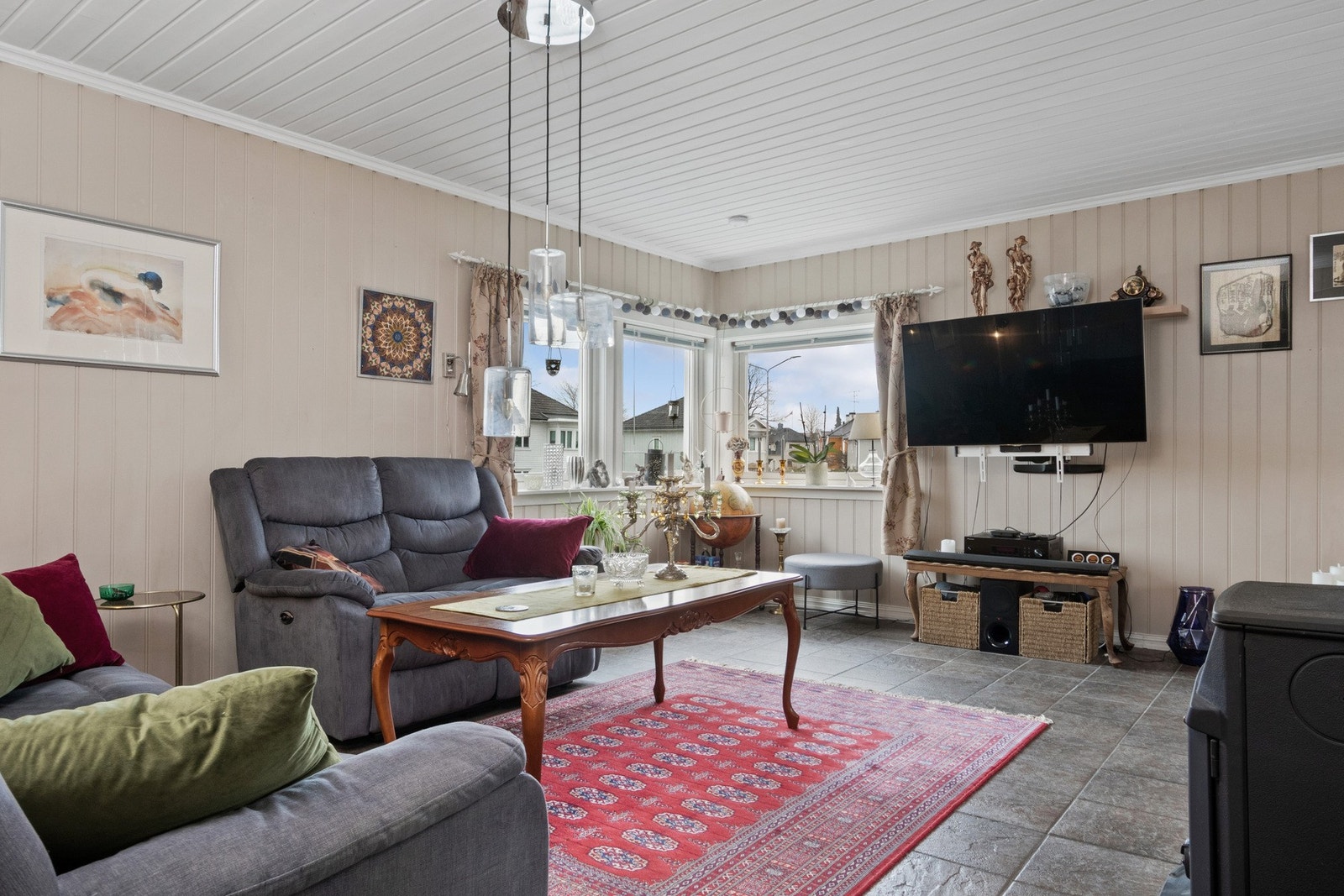 Gode vindusflater gir dagslys fra tre sider, Galleribilde