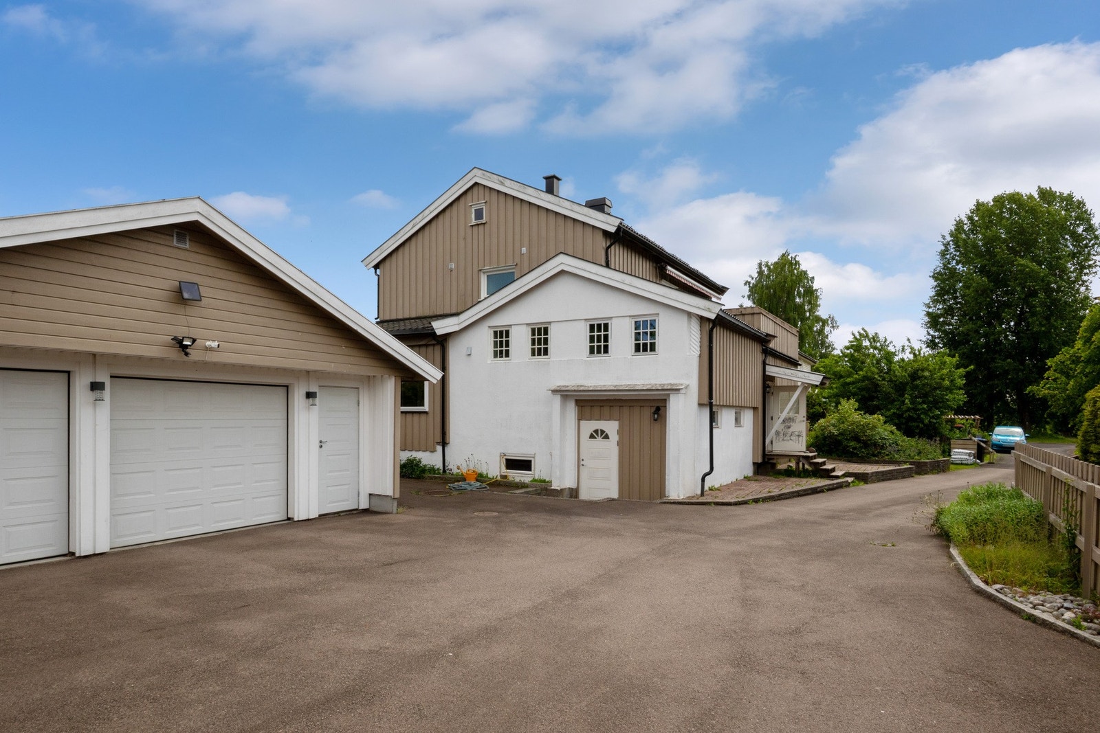 Boligen er innredet med en hoveddel i andre etasje, samt to hybler i første etasje, hvorav den største med egen inngang og to soverom. Hyblene er ikke omsøkt eller godkjente av kommunen. Galleribilde