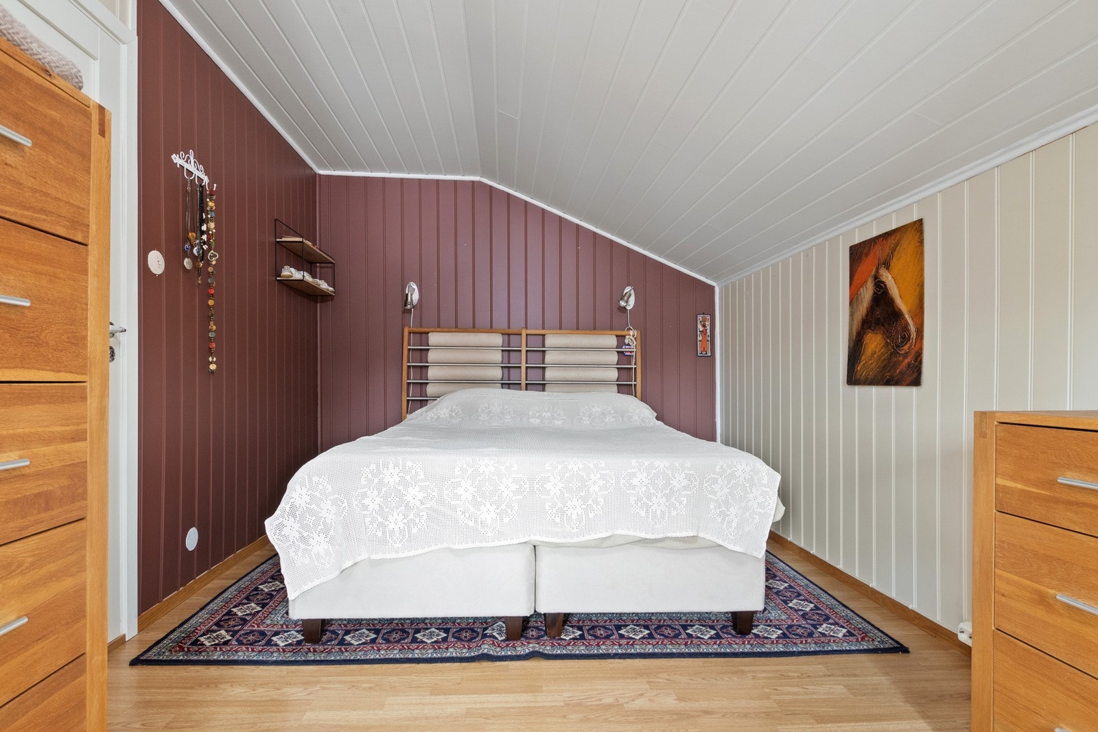 Hoveddelen har to gode soverom, det ene i andre etasje og det andre i en mellometasje med adkomst fra trapperommet. Galleribilde