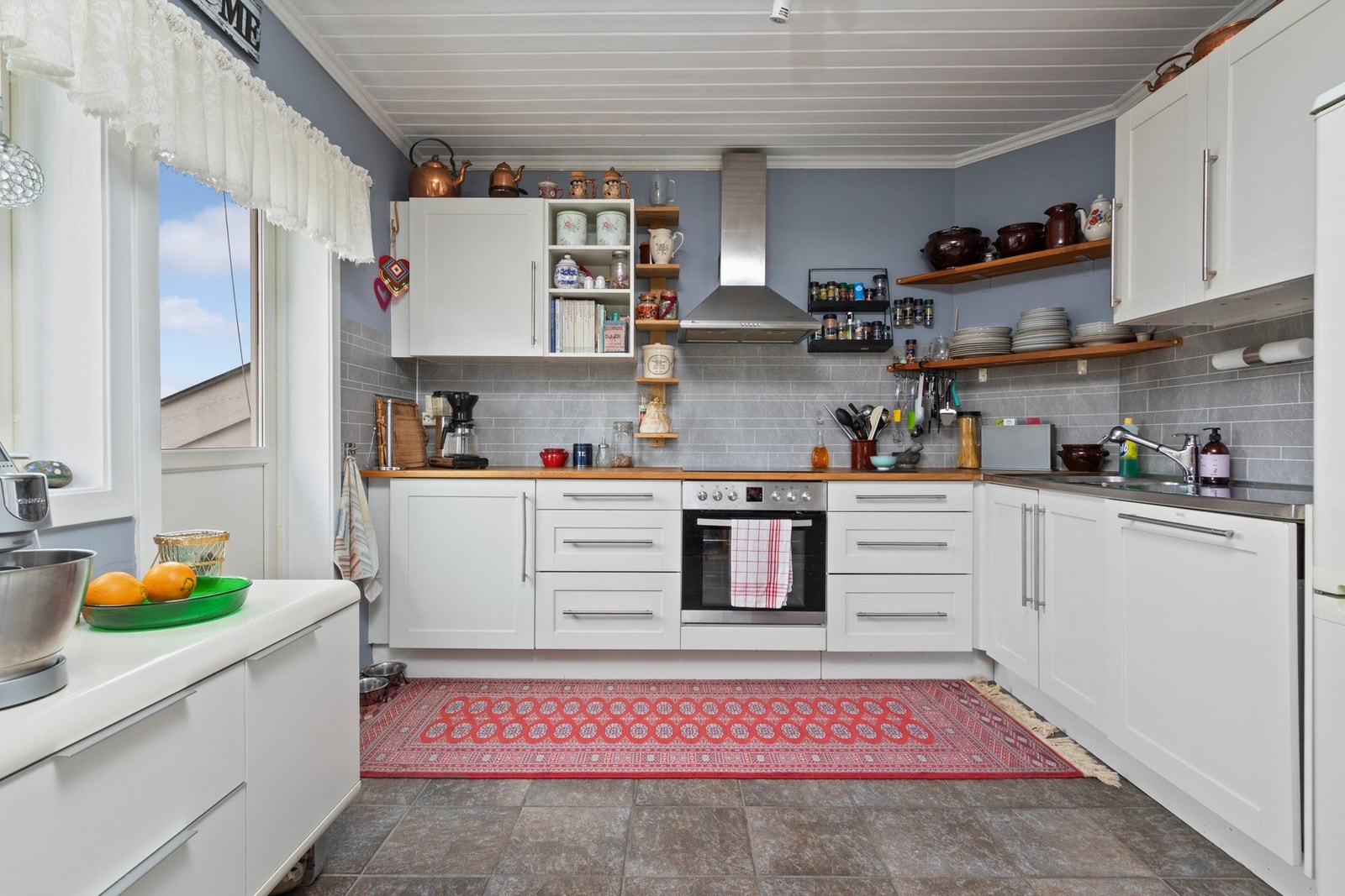 Kjøkkeninnredningen er plassert i en praktisk L-form som gir god arbeidsflyt. Galleribilde