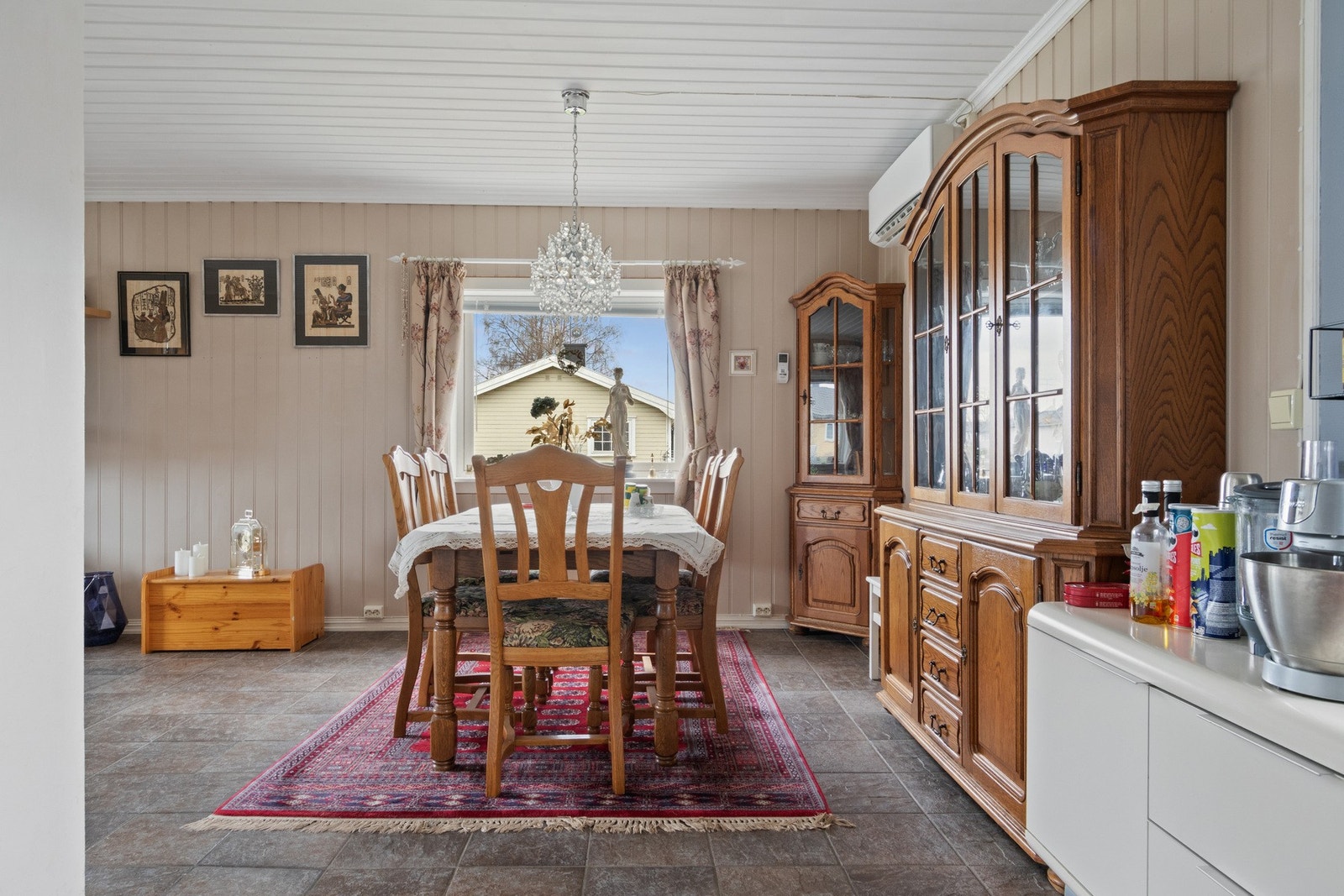 Romslig kjøkken med utgang til en vestvendt balkong på ca. 18 kvm Galleribilde