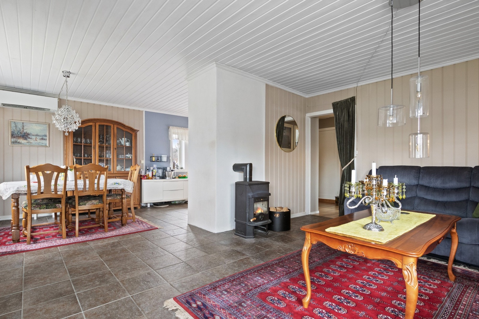 Lys og romslig stue med delvis åpent kjøkken/allrom Galleribilde