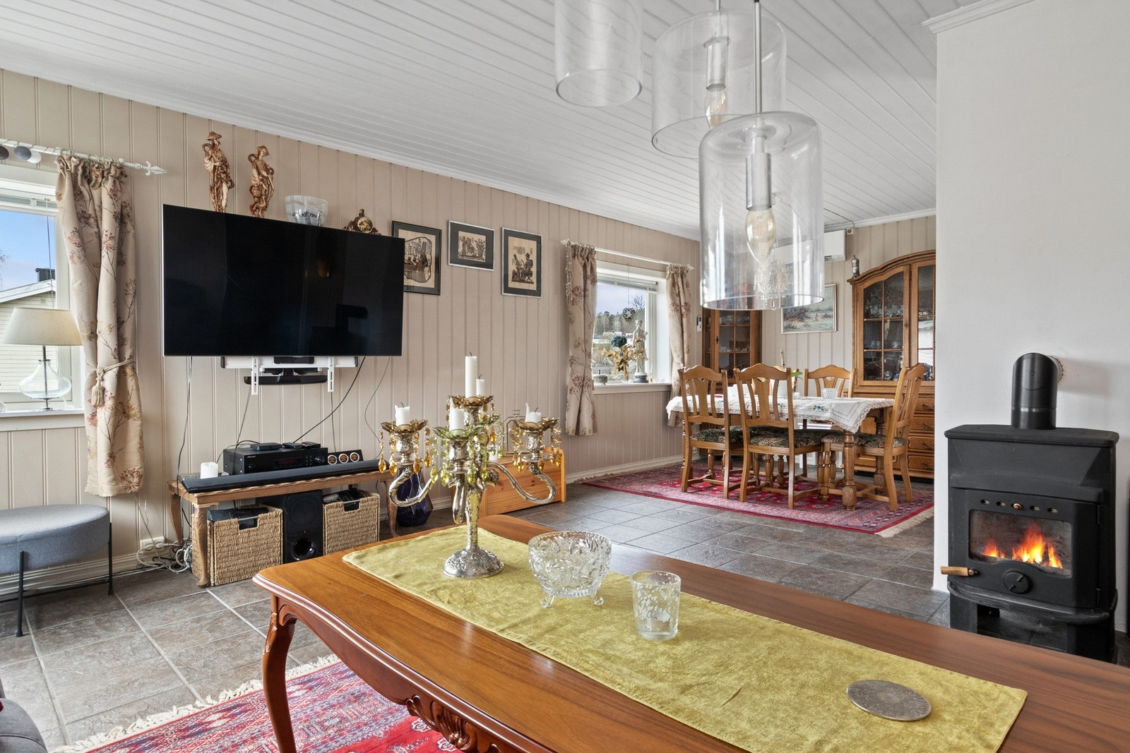 Stuen ligger i åpen løsning med et tilbaketrukket kjøkken og har god plass til både sofagruppe, tv-løsning og spisebord. Galleribilde