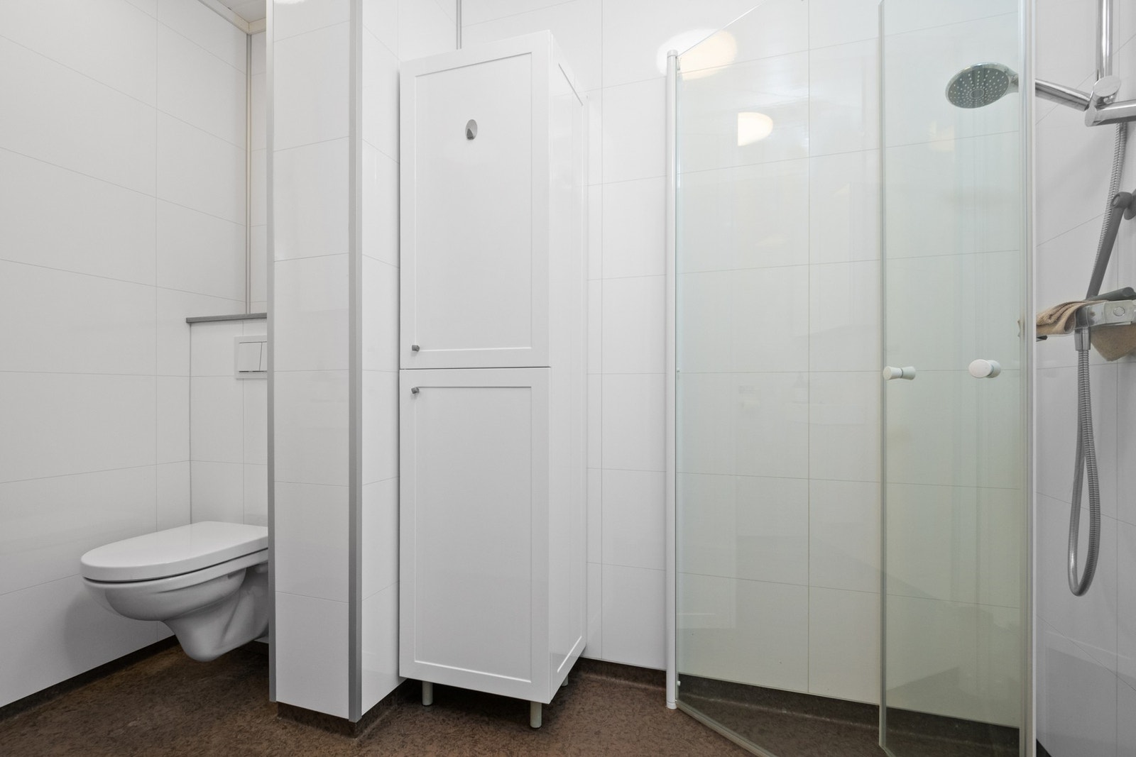 Lyst og delikat bad i ene hybeldel fra 2022. Galleribilde