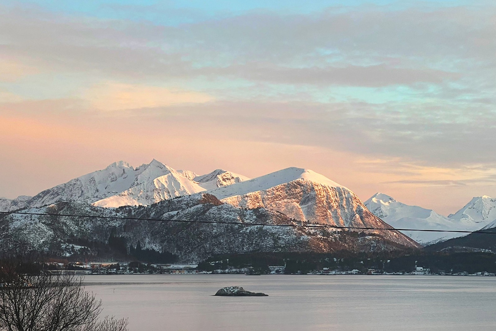 Nydelig utsikt over fjord og fjell. Gode solforhold. Galleribilde