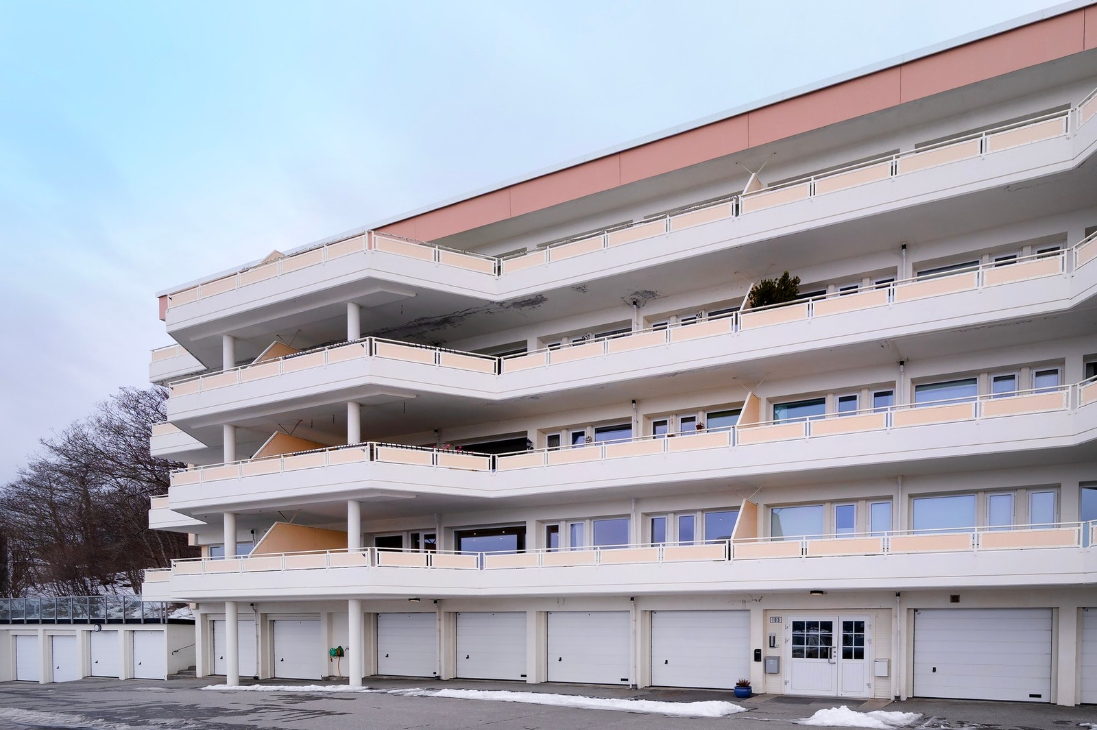 Tilhørende garasje med el-bil lader. Galleribilde