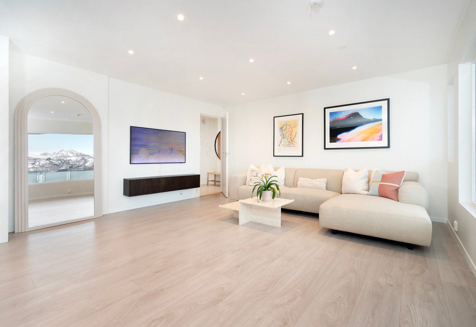 Lys og fin stue med spotter i tak. Galleribilde