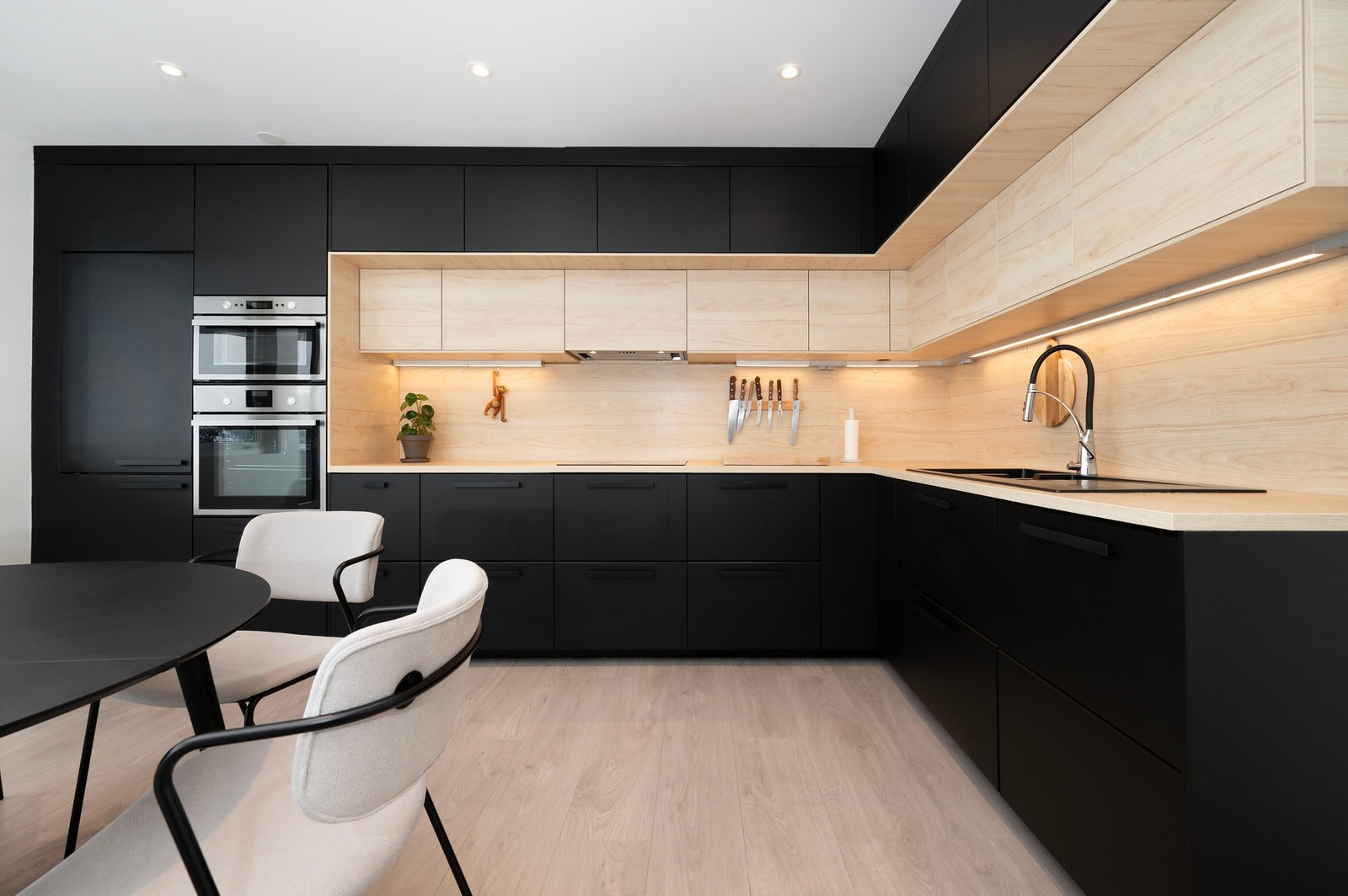 Moderne og lekkert kjøkken med integrerte hvitevarer. Galleribilde