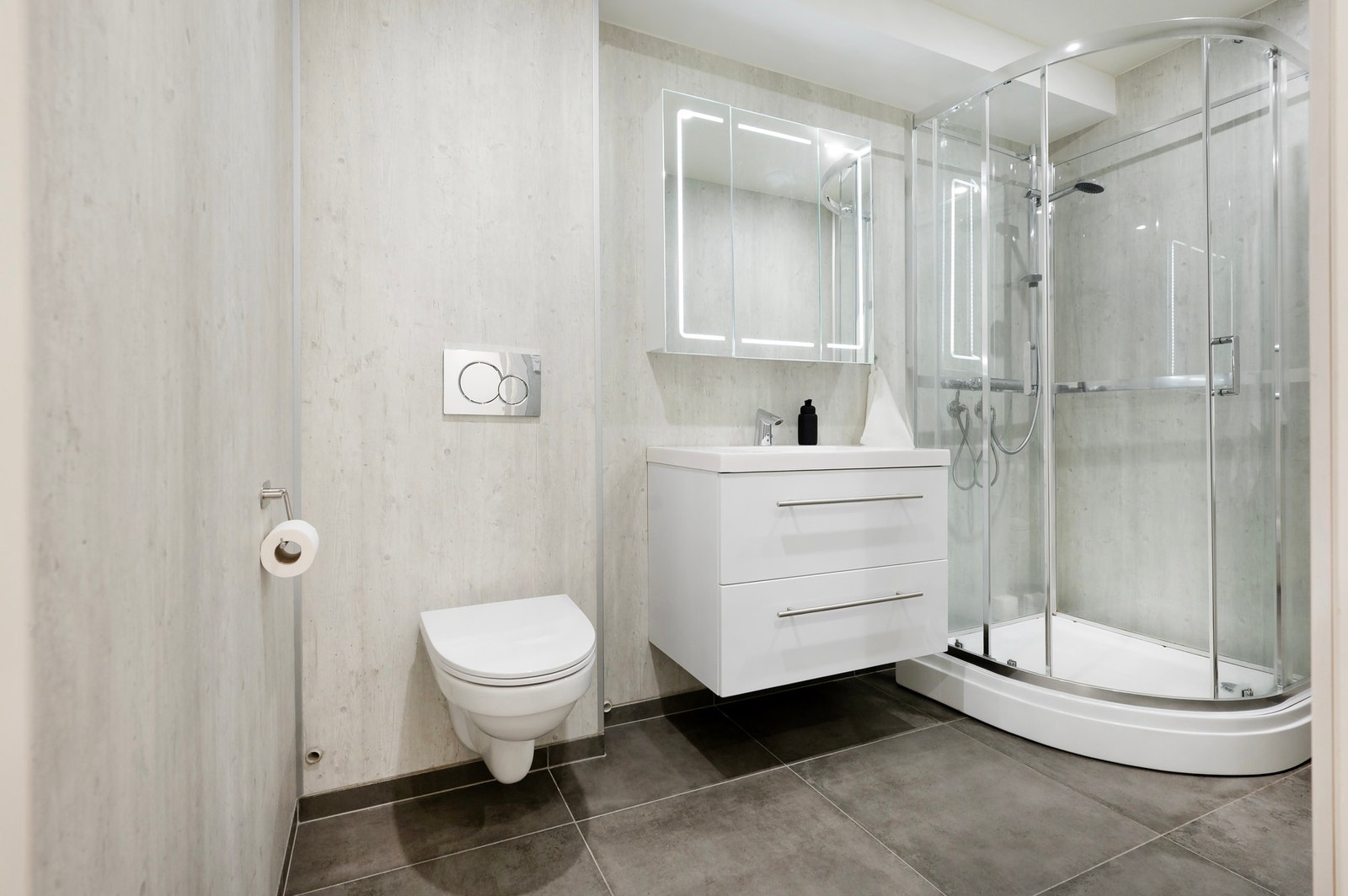 Moderne og flislagt bad. Galleribilde