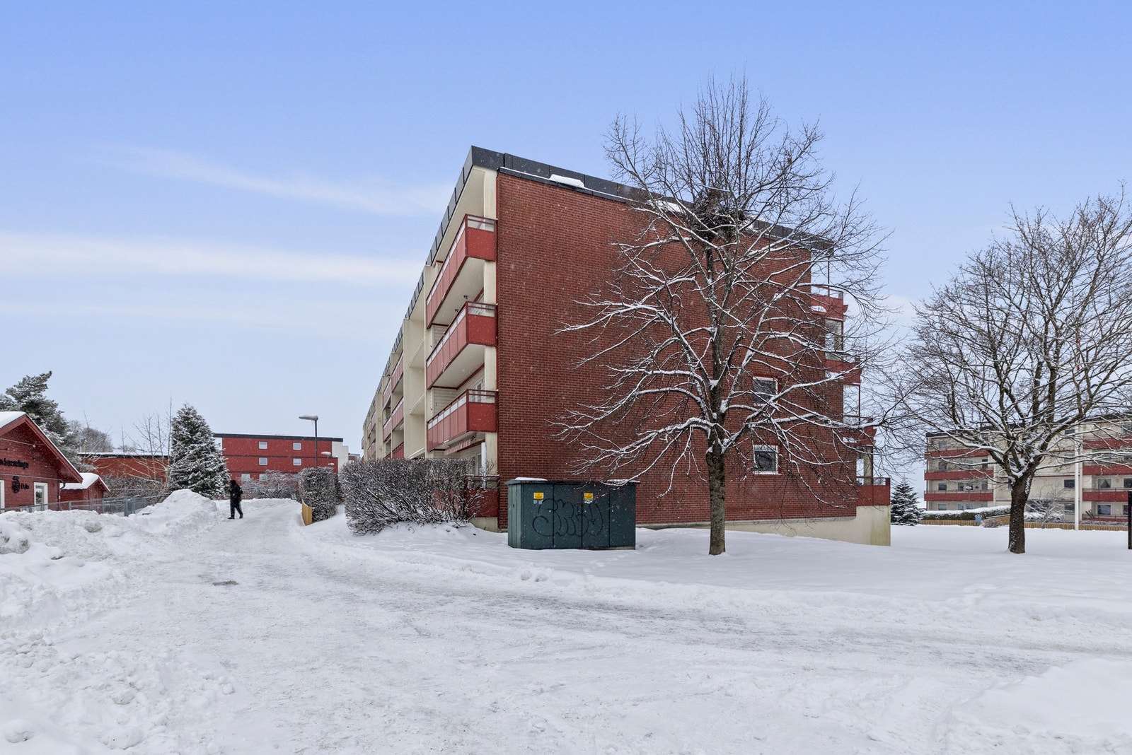 Leiligheten ligger i et stort frittliggende boligbygg med store bilfrie fellesarealer Galleribilde