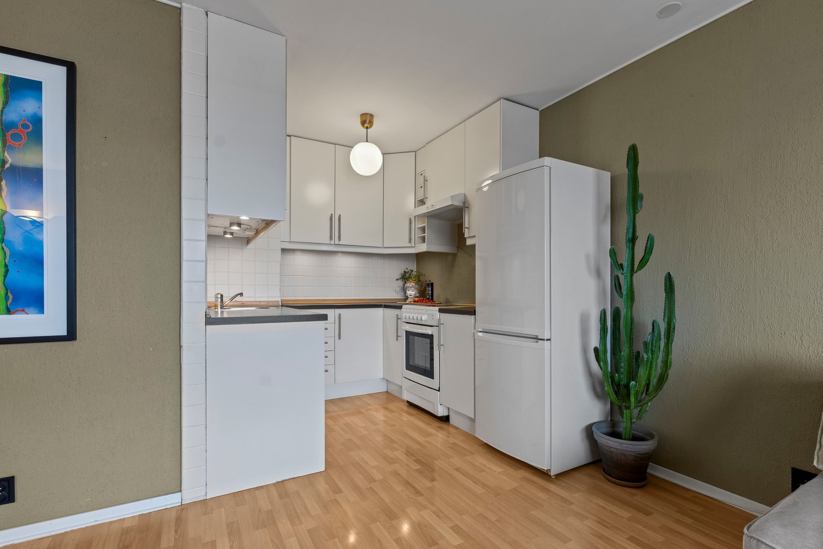 Kjøkkenet har en praktisk layout som gir god utnyttelse av plassen Galleribilde