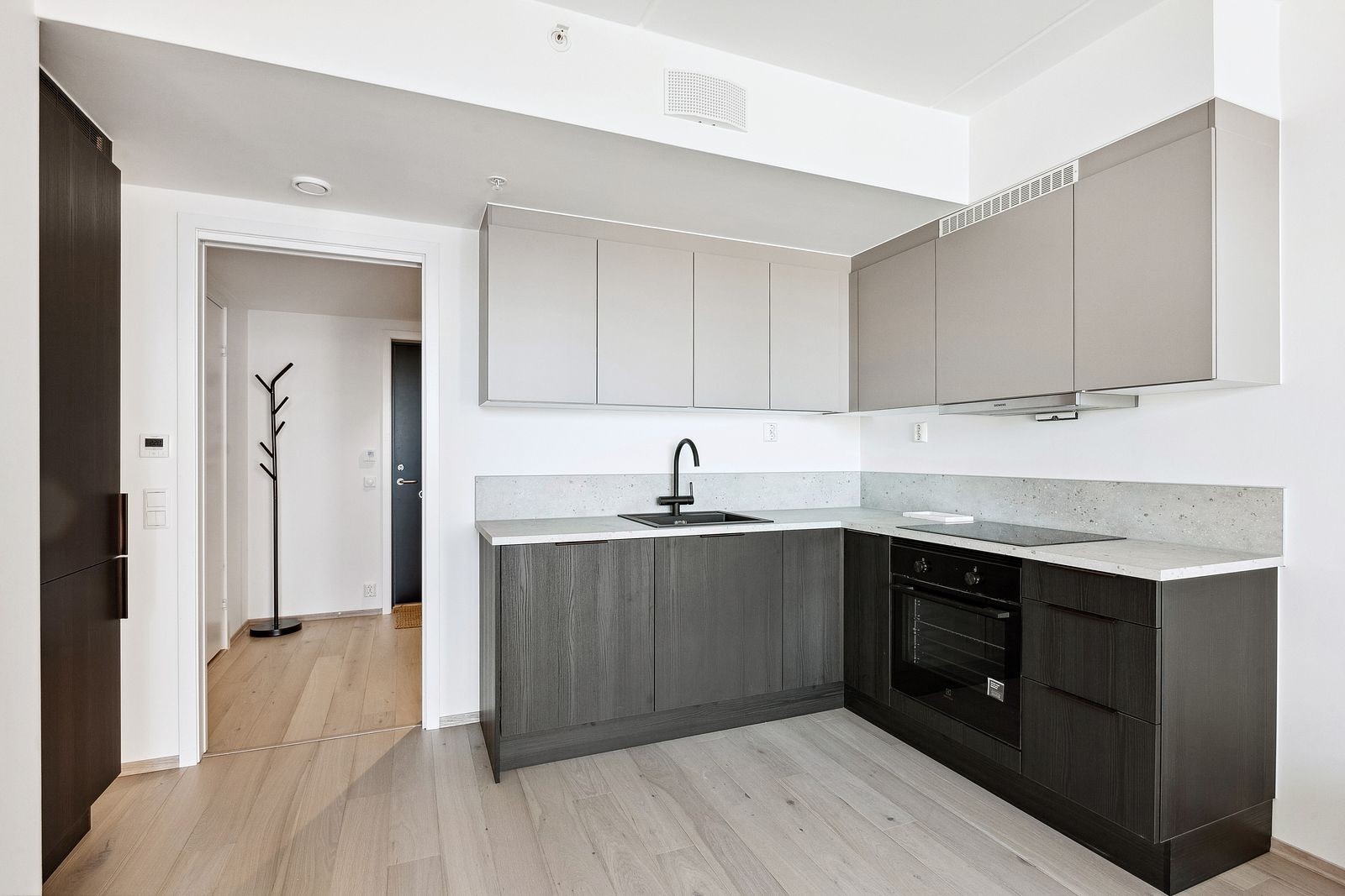 Flott kjøkken med hvitevarer på plass! Galleribilde