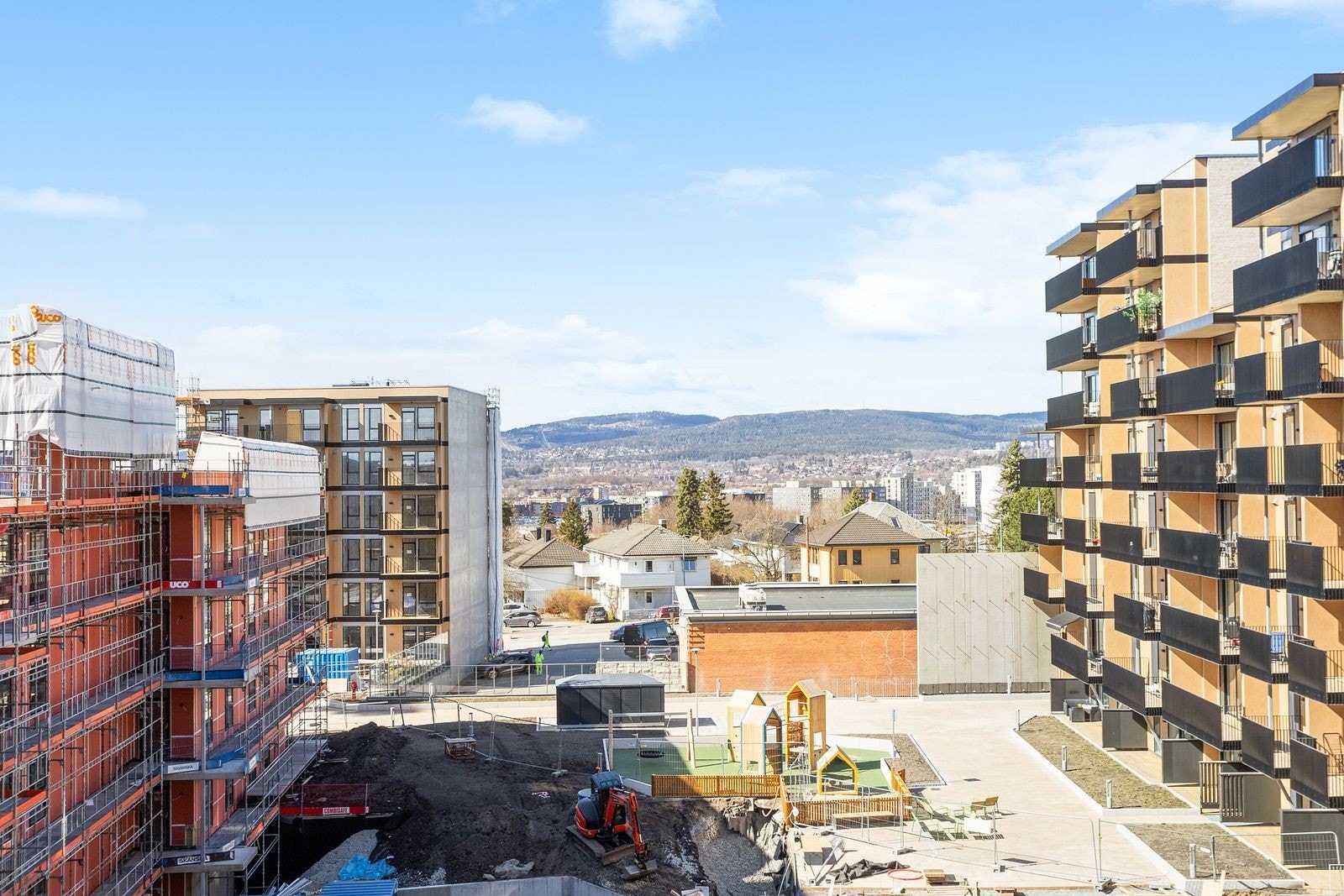 Utsikt over området ved boligen. Dette blir gjort om til et koselig fellesområde Galleribilde