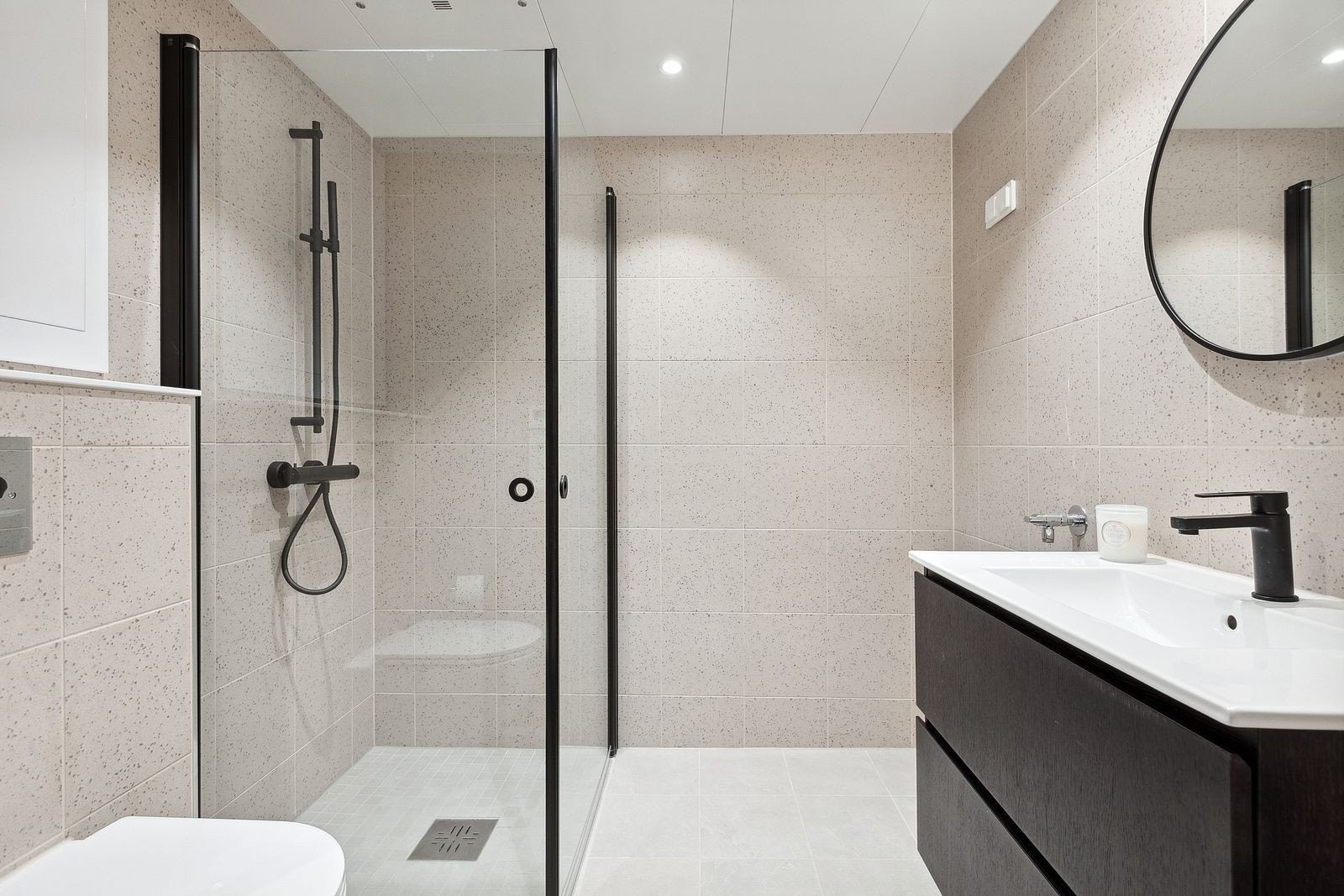 Nydelig bad med opplegg for vaskemaskin og tørketrommel Galleribilde