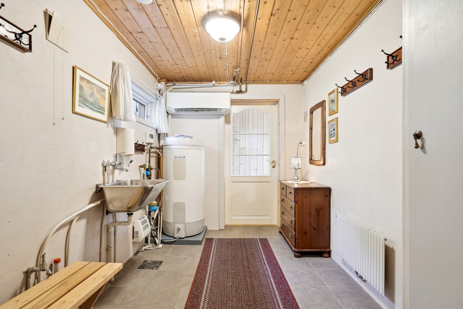 Flislagt teknisk / gang ut mot garasje. Det gjøres oppmerksom på at bildene fra salg i 2025 og det er gjort endringer i enkelte rom og overflater Galleribilde