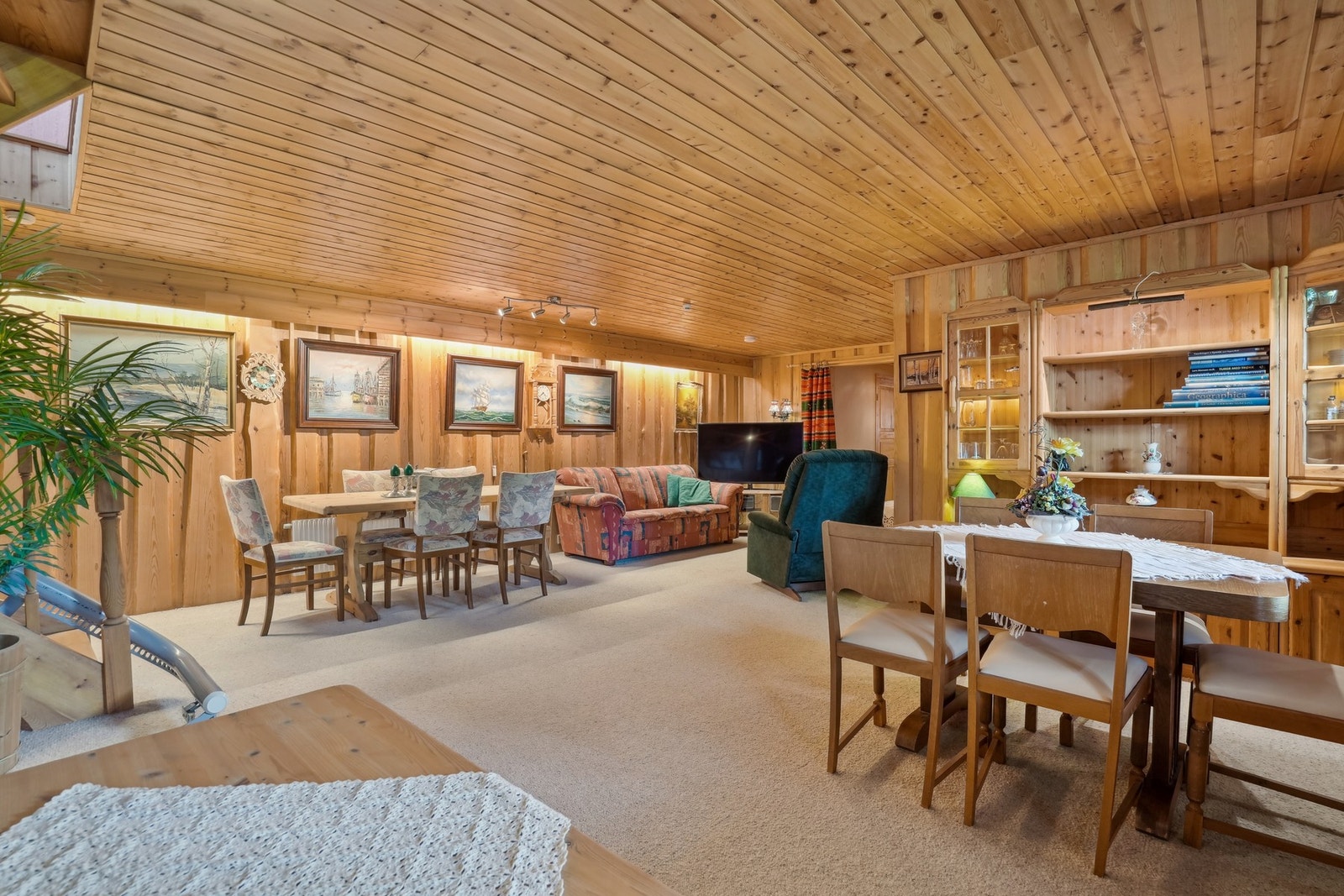 Kjellerstue. Rom i kjeller er ikke omsøkt og godkjent bruksendret. Det gjøres oppmerksom på at bildene fra salg i 2025 og det er gjort endringer i enkelte rom og overflater Galleribilde