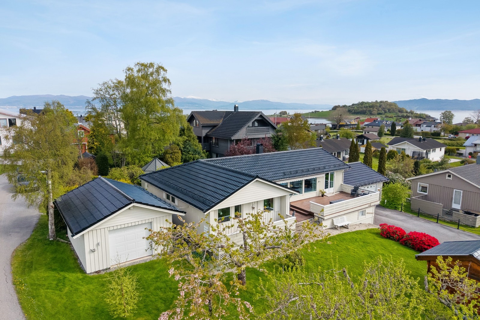 Romslig og pent opparbeidet tomt. Fine uteplasser med utsikt og gode solforhold Galleribilde