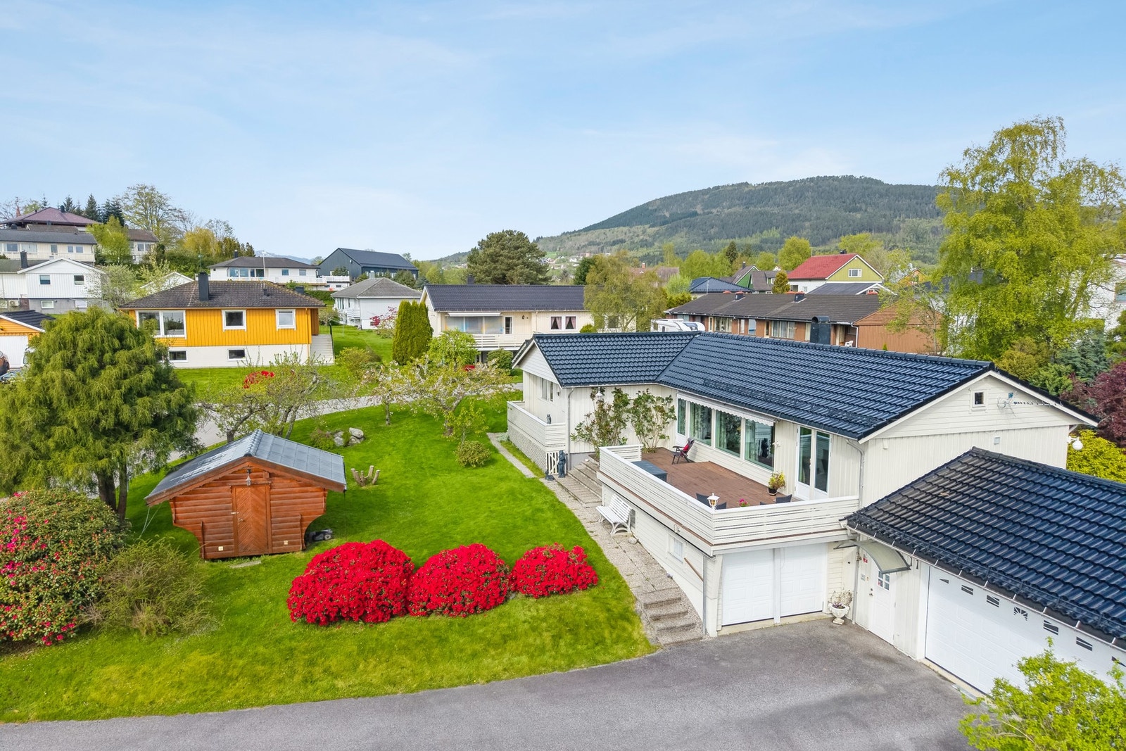 Boligen går over to plan og er på hele 269 m2. På eiendommen har man også en to garasjer tilknyttet boligen og en frittstående garasje/uthus/anneks fra 2012 Galleribilde