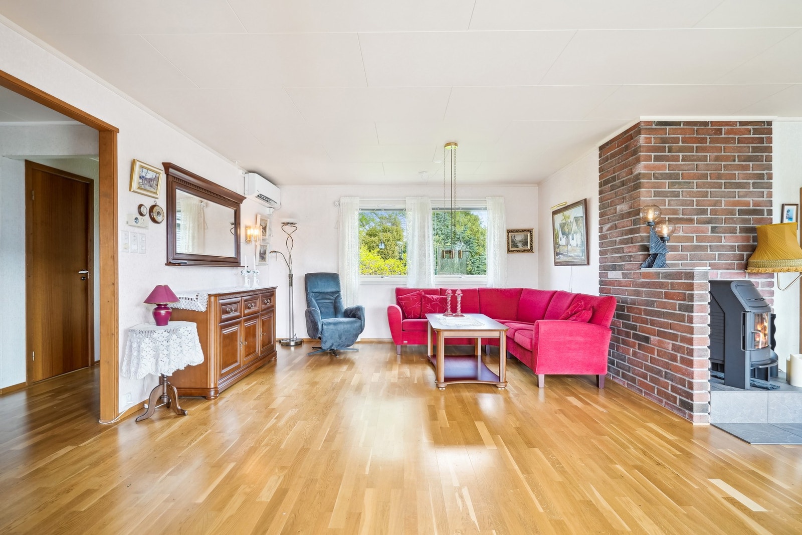 Stue. Det gjøres oppmerksom på at bildene fra salg i 2025 og det er gjort endringer i enkelte rom og overflater Galleribilde