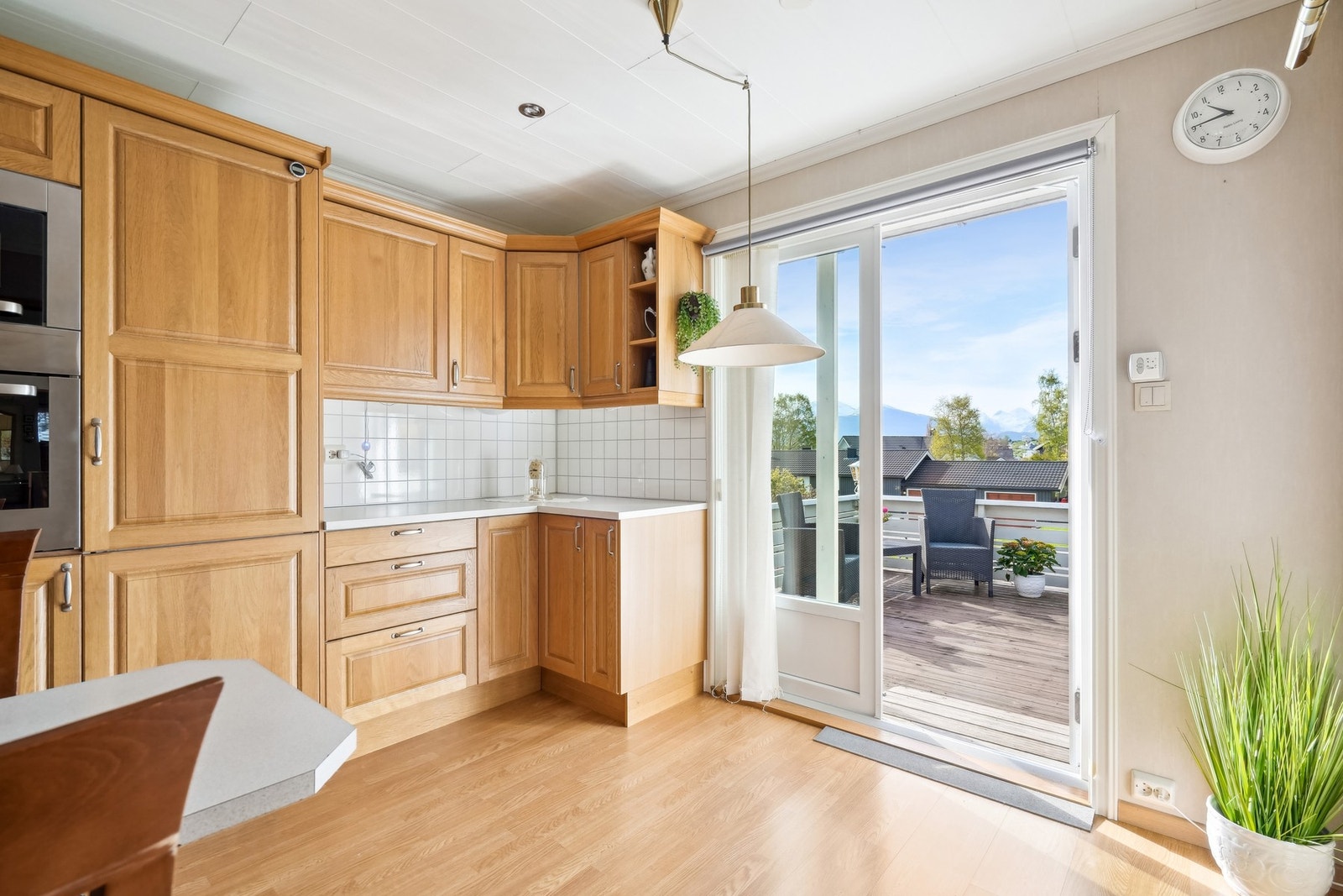 Fra kjøkken er det utgang til terrasse. Det gjøres oppmerksom på at bildene fra salg i 2025 og det er gjort endringer i enkelte rom og overflater Galleribilde