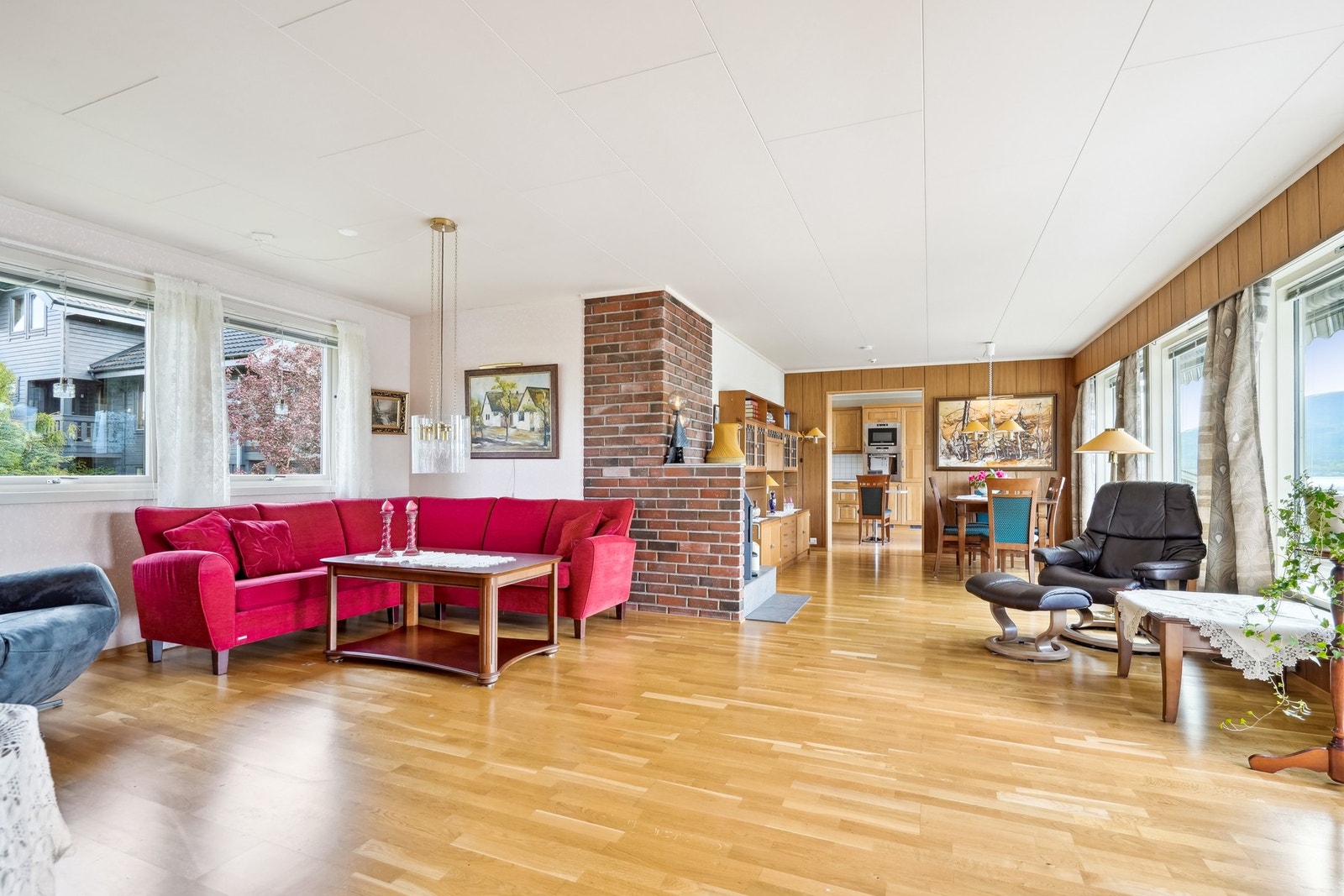 Romslig stue med vedovn. Det gjøres oppmerksom på at bildene fra salg i 2025 og det er gjort endringer i enkelte rom og overflater Galleribilde