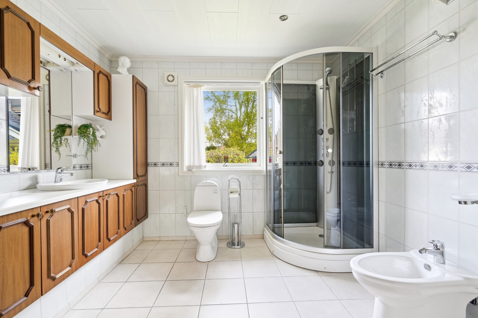 Bad. Det gjøres oppmerksom på at bildene fra salg i 2025 og det er gjort endringer i enkelte rom og overflater Galleribilde