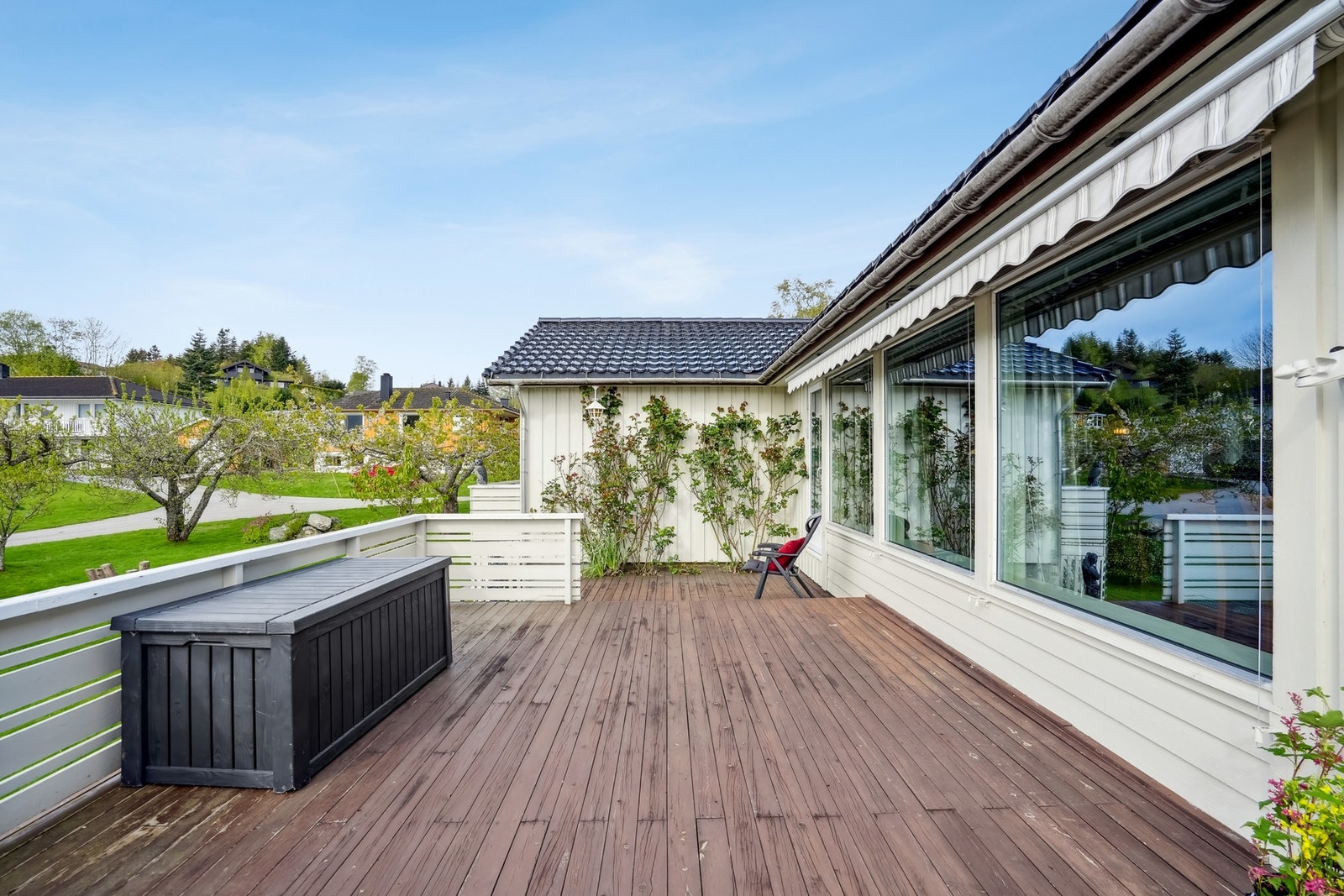 Terrassen er sydvendt og har gode solforhold. Det gjøres oppmerksom på at bildene fra salg i 2025 og det er gjort endringer i enkelte rom og overflater Galleribilde