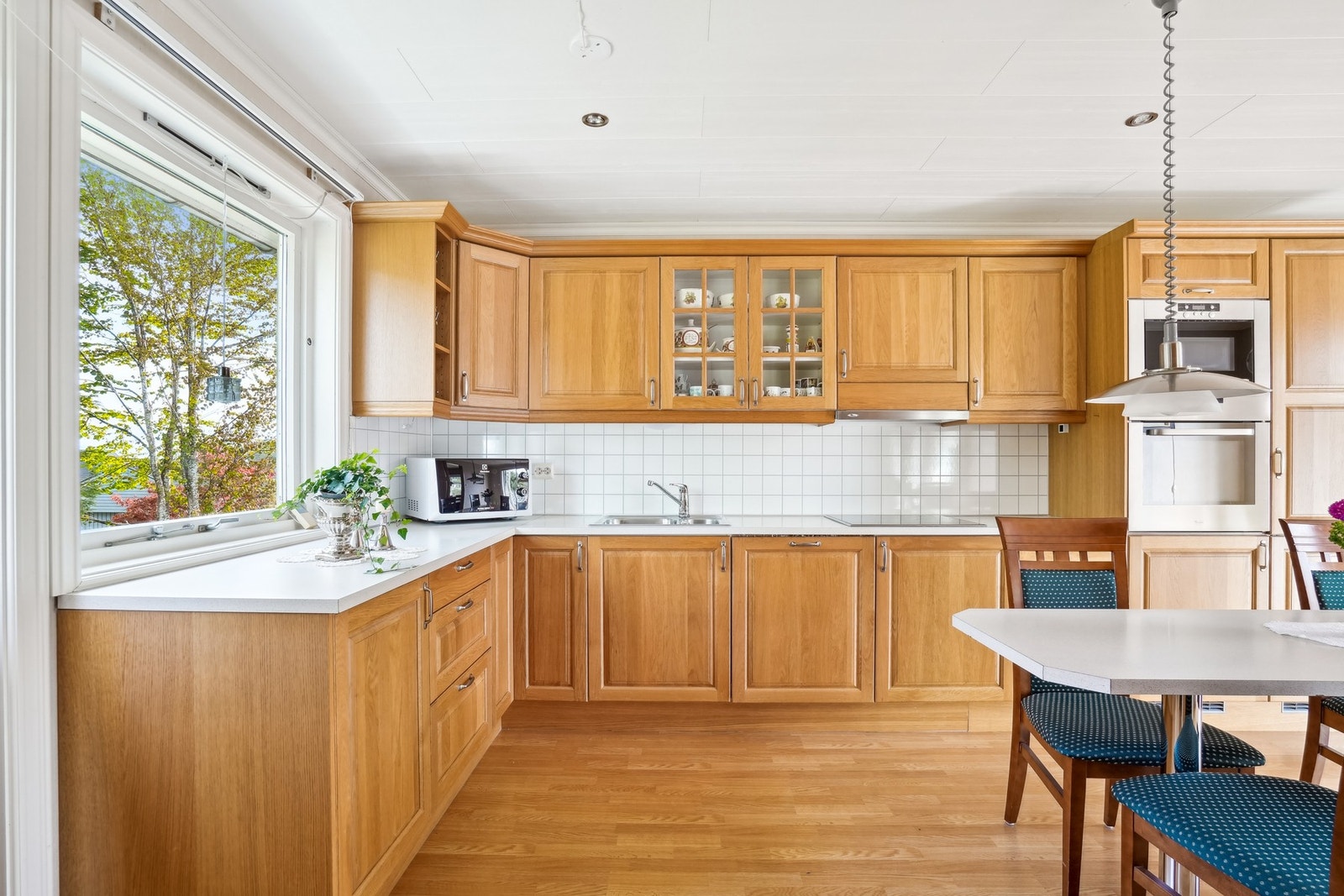 Kjøkken. Det gjøres oppmerksom på at bildene fra salg i 2025 og det er gjort endringer i enkelte rom og overflater Galleribilde