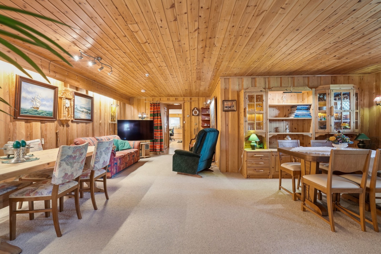 Kjellerstue. Rom i kjeller er ikke omsøkt og godkjent bruksendret. Det gjøres oppmerksom på at bildene fra salg i 2025 og det er gjort endringer i enkelte rom og overflater Galleribilde