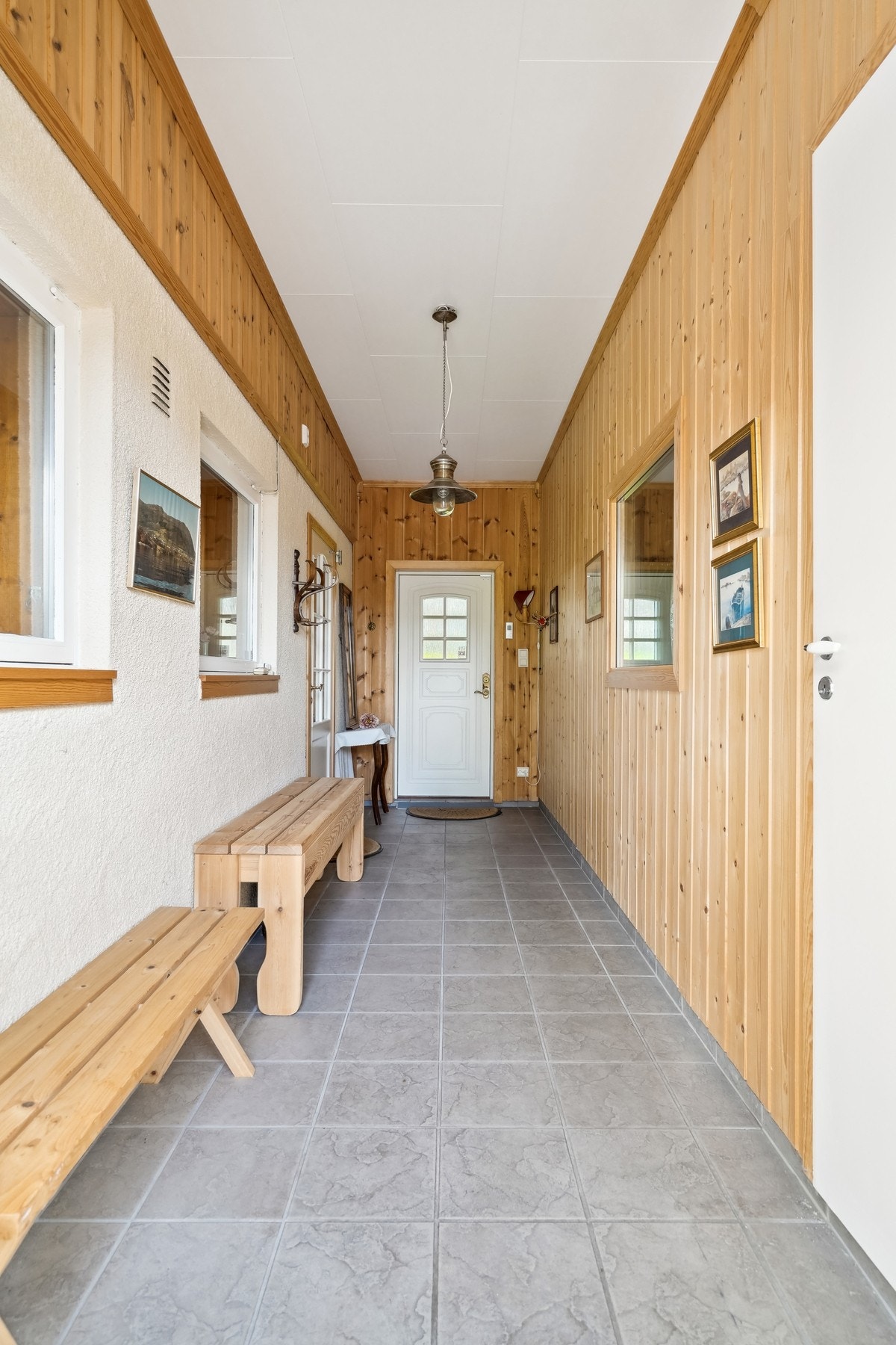 Mellomgang mellom bolig og garasje. Det gjøres oppmerksom på at bildene fra salg i 2025 og det er gjort endringer i enkelte rom og overflater Galleribilde