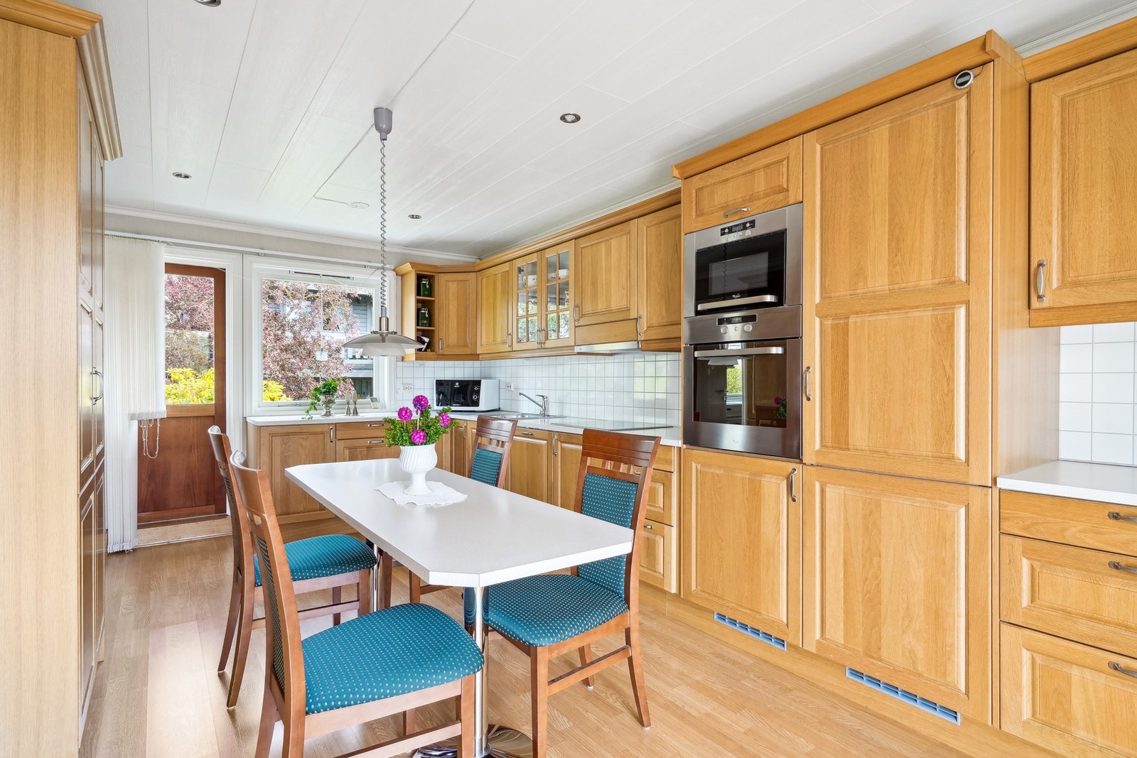 Romslig kjøkken med mye skapplass. Kjøkkeninnredning skal være fra rundt 2010. Det gjøres oppmerksom på at bildene fra salg i 2025 og det er gjort endringer i enkelte rom og overflater Galleribilde