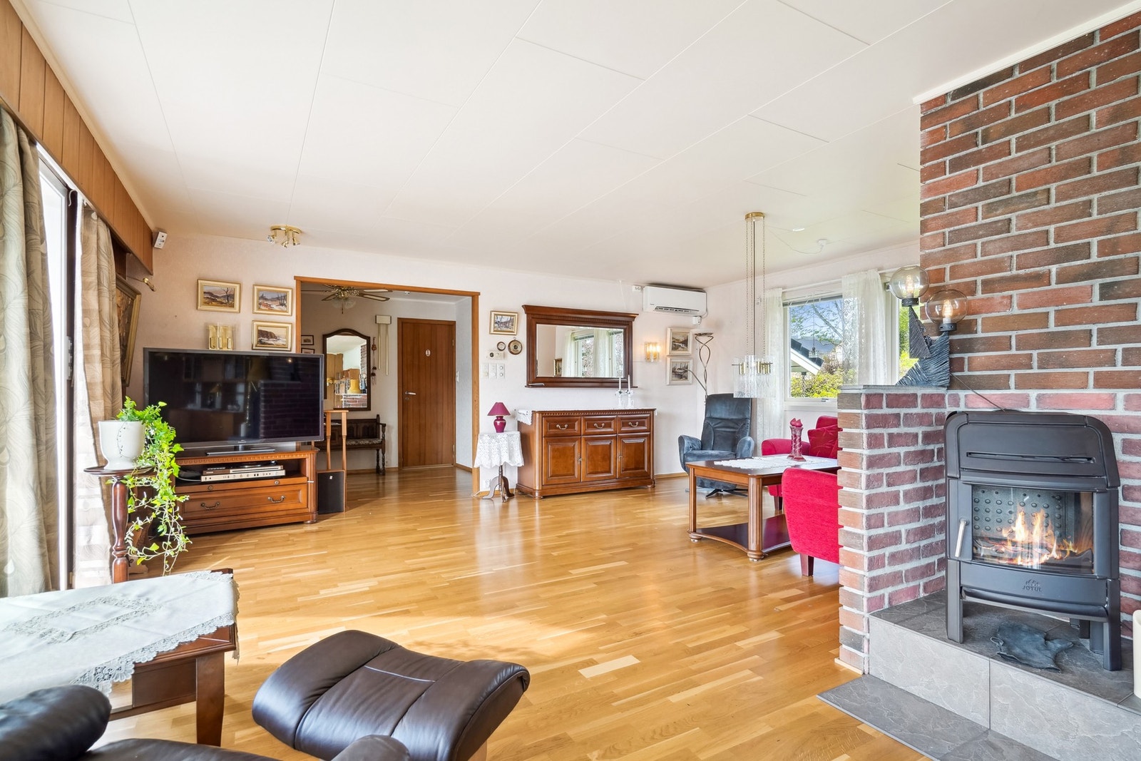 Det er også varmepumpe i stue. Totalt har boligen 4 varmepumper. Det gjøres oppmerksom på at bildene fra salg i 2025 og det er gjort endringer i enkelte rom og overflater Galleribilde