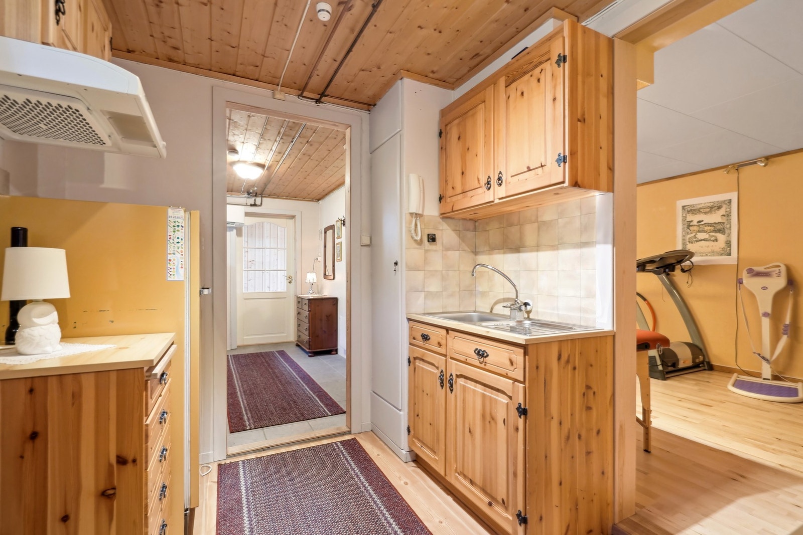 Gang med hybelkjøkken. Det gjøres oppmerksom på at bildene fra salg i 2025 og det er gjort endringer i enkelte rom og overflater Galleribilde