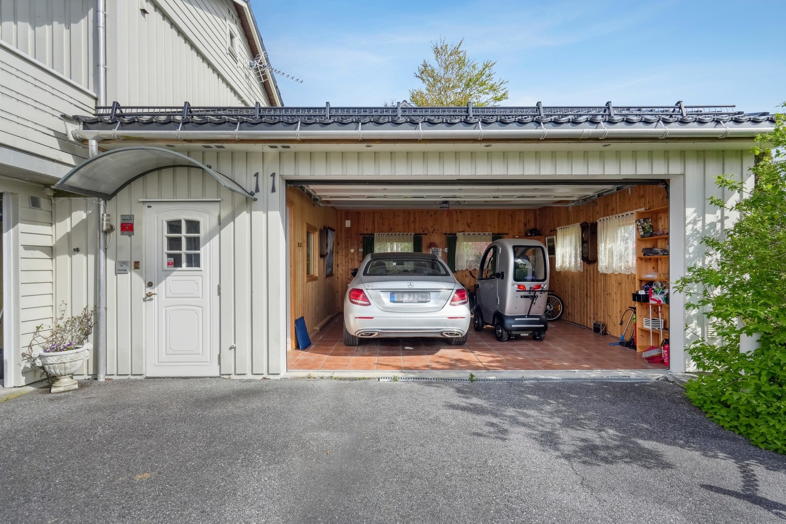 Romslig garasje med inngang til bolig via mellomgang Galleribilde