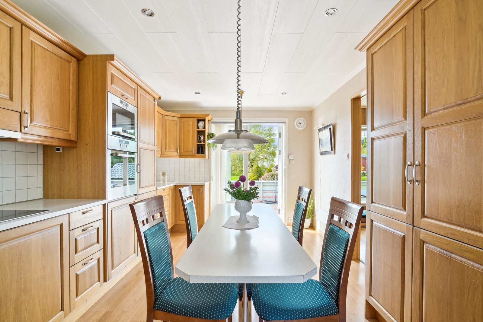 Kjøkken. Det gjøres oppmerksom på at bildene fra salg i 2025 og det er gjort endringer i enkelte rom og overflater Galleribilde