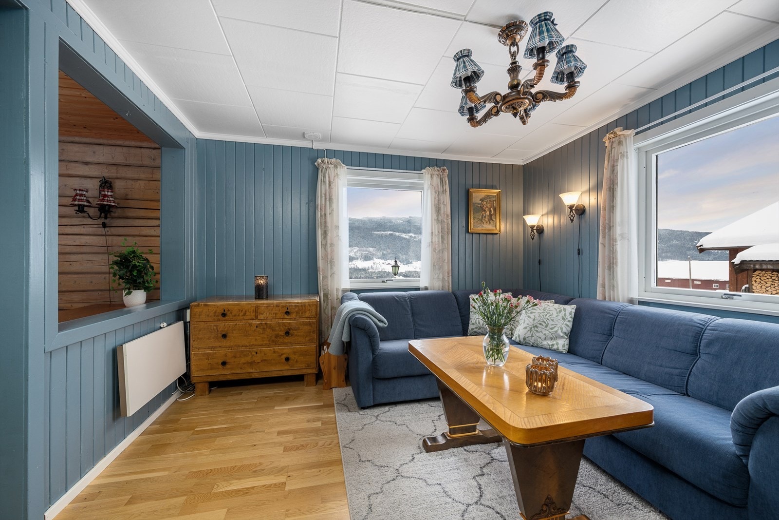 Rommet har god plass til en romslig sofagruppe og flere møbleringssoner. Galleribilde