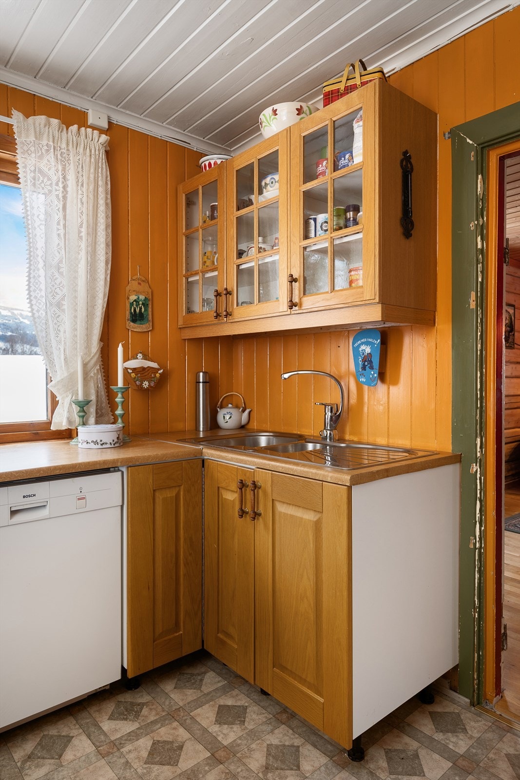 Overskap med glassfronter gir gode oppbevaringsmuligheter. Galleribilde