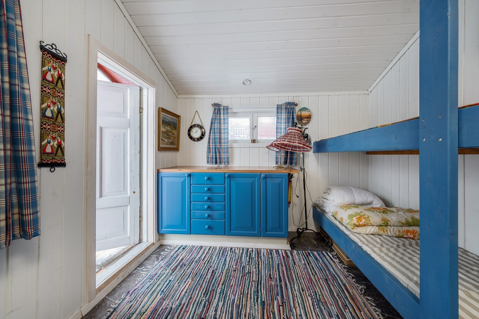 Uthuset er isolert og har en liten kjøkkenbenk for enkel tilberedning. Galleribilde