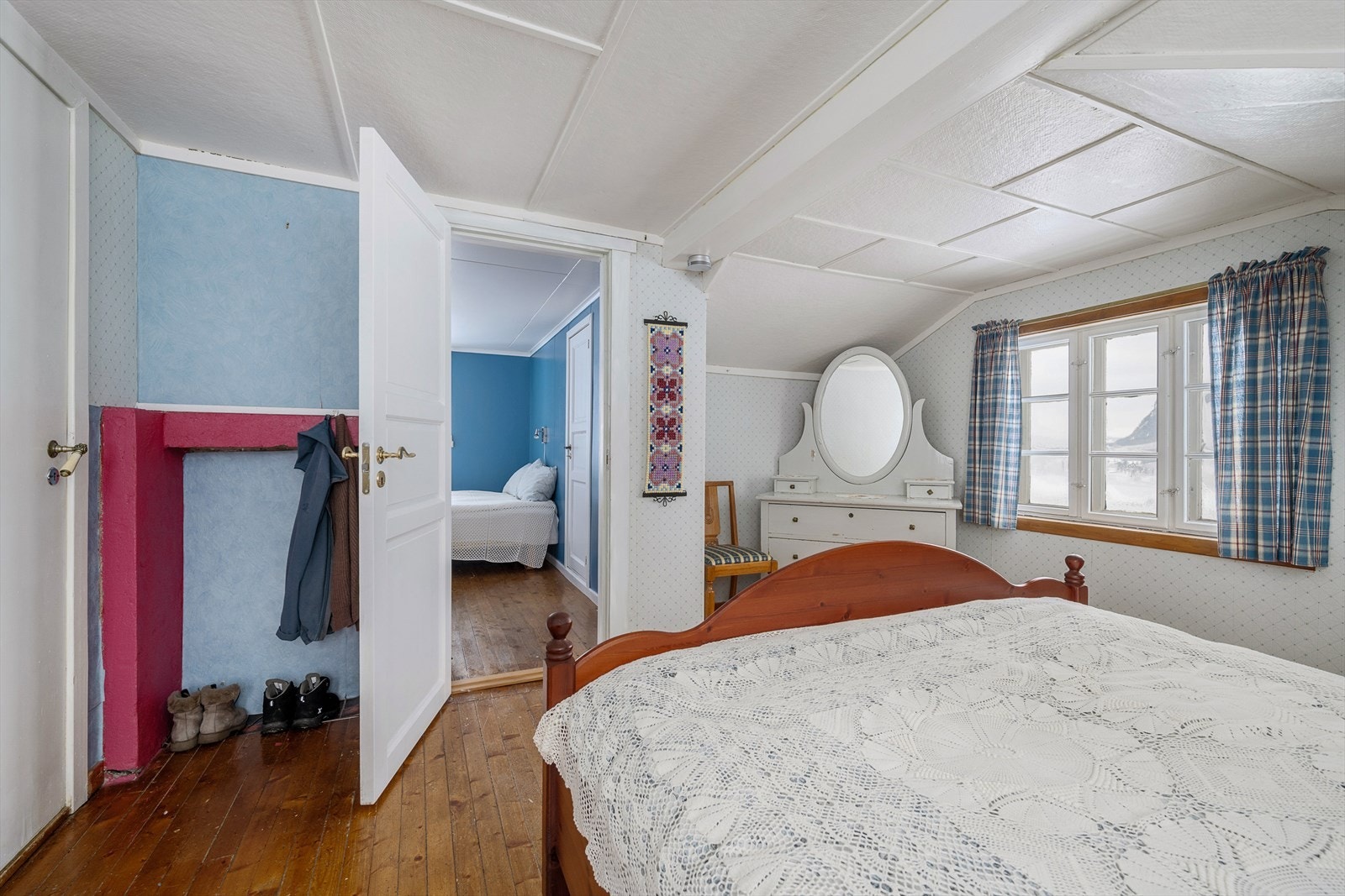 Fra hovedsoverommet er det dørforbindelse videre til det andre soverommet. Galleribilde