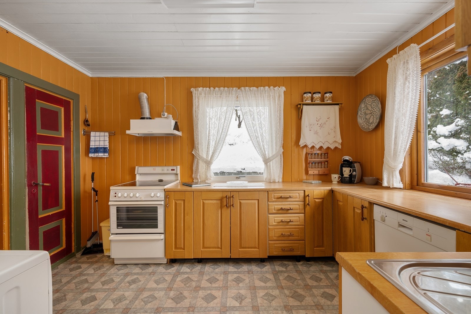 Kjøkkeninnredningen fra 2002 har profilerte fronter i lakkert heltre eik. Galleribilde