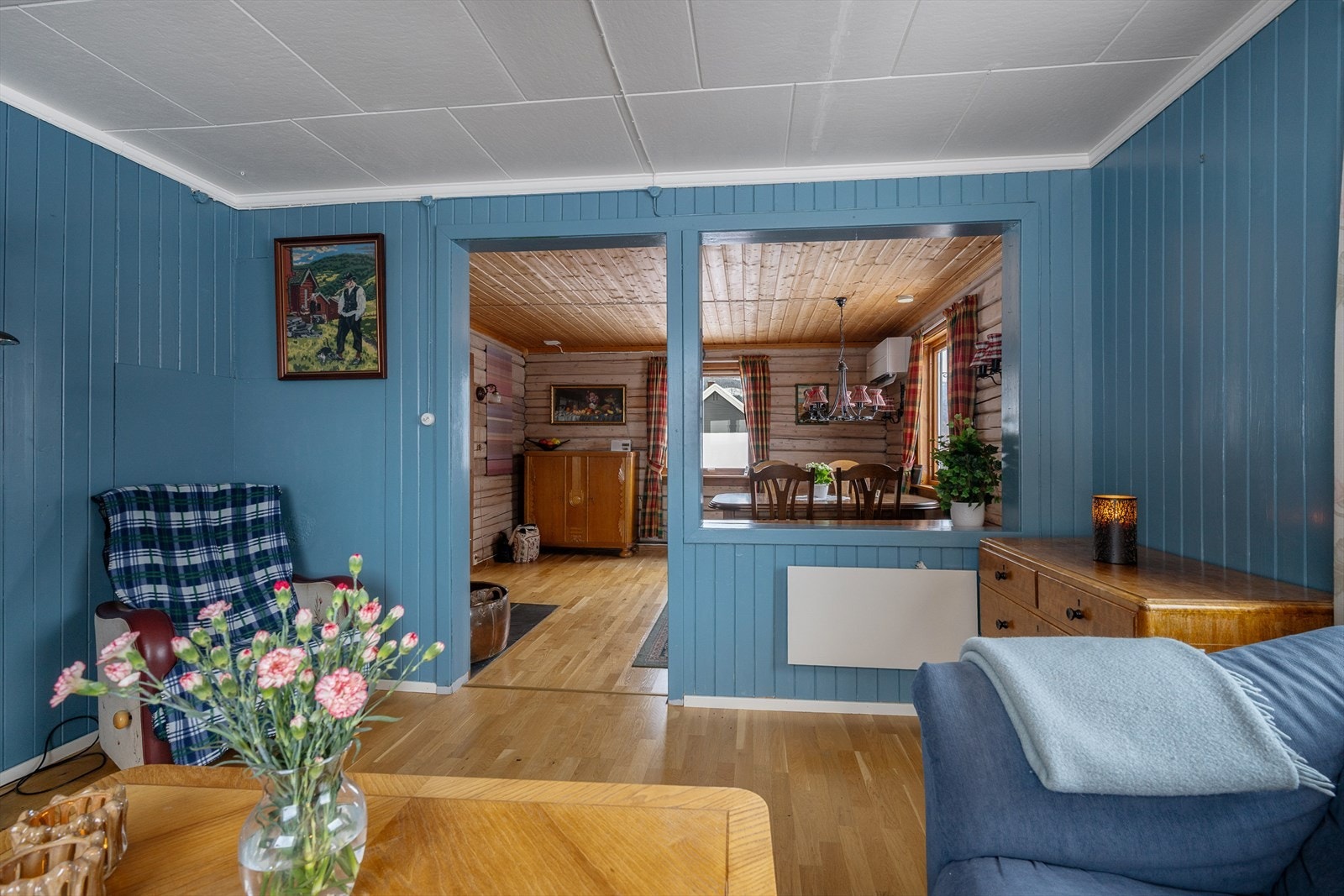 Den åpne løsningen skaper naturlig separate sosiale soner. Galleribilde