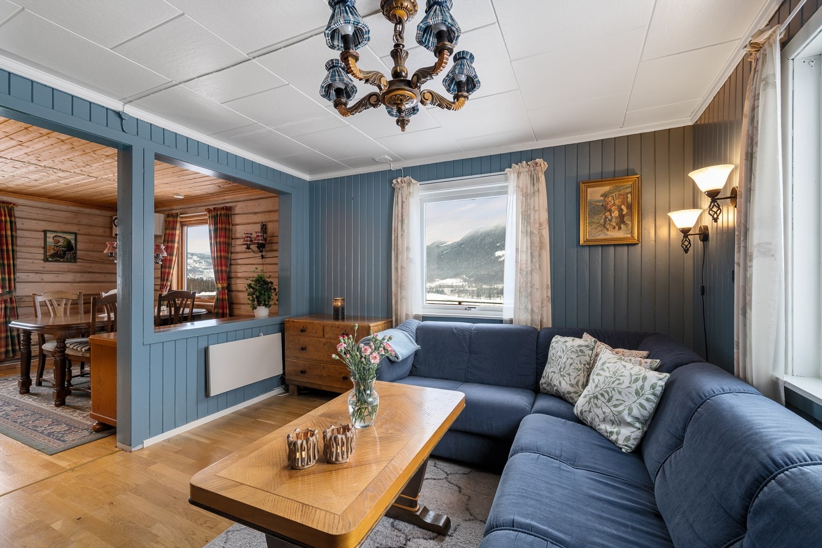 Fra stuen er det en delvis åpen løsning inn mot spisestuen. Galleribilde