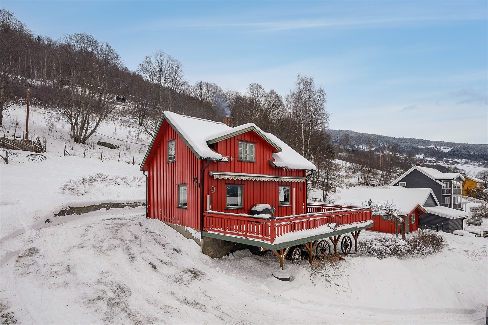 Eneboligen er oppført i laftet tømmer i 1941 og har en stor veranda fra ca. 2015. Galleribilde