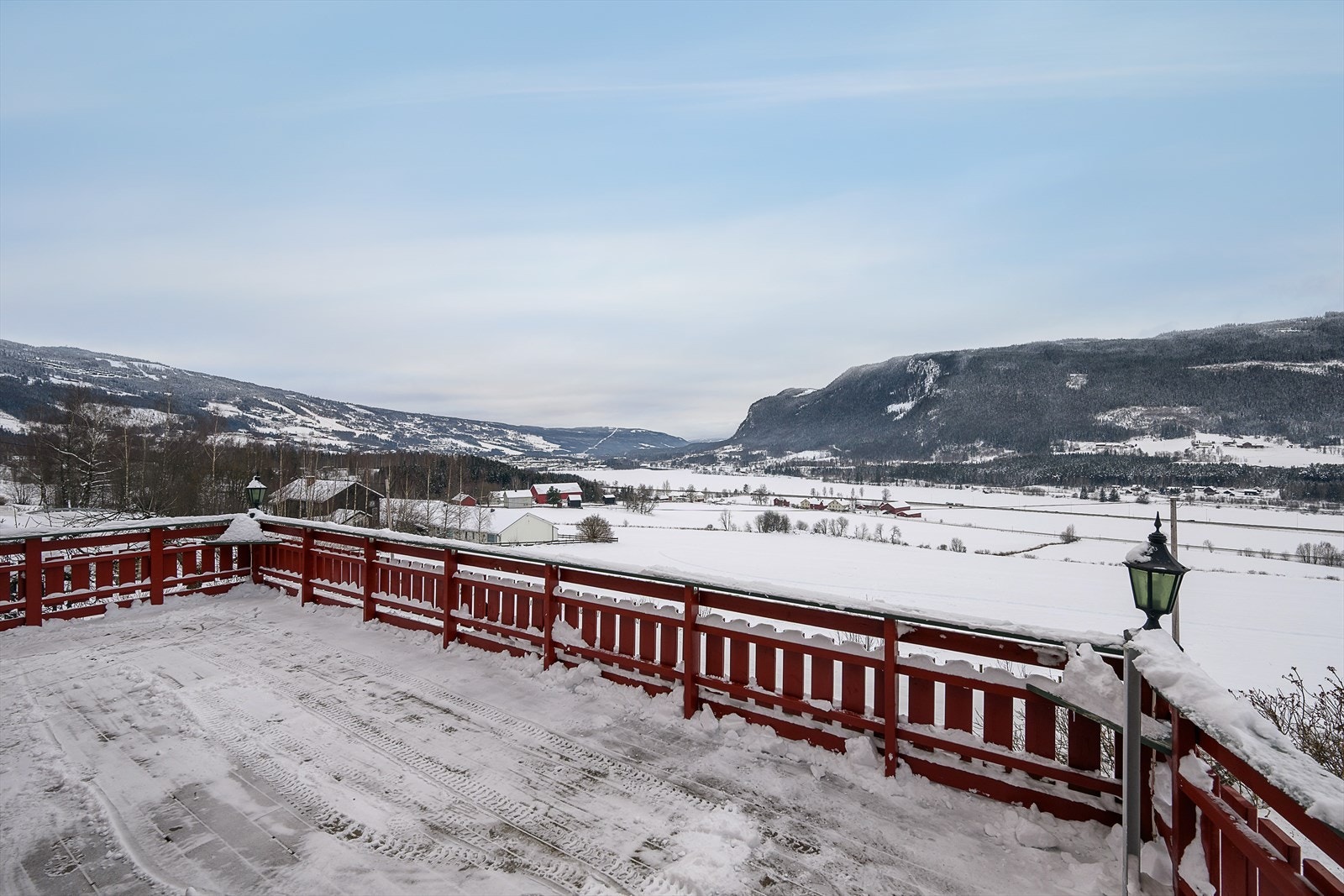 Den romslige verandaen har terrassebord av impregnert tre og rikelig med plass for utemøbler. Galleribilde