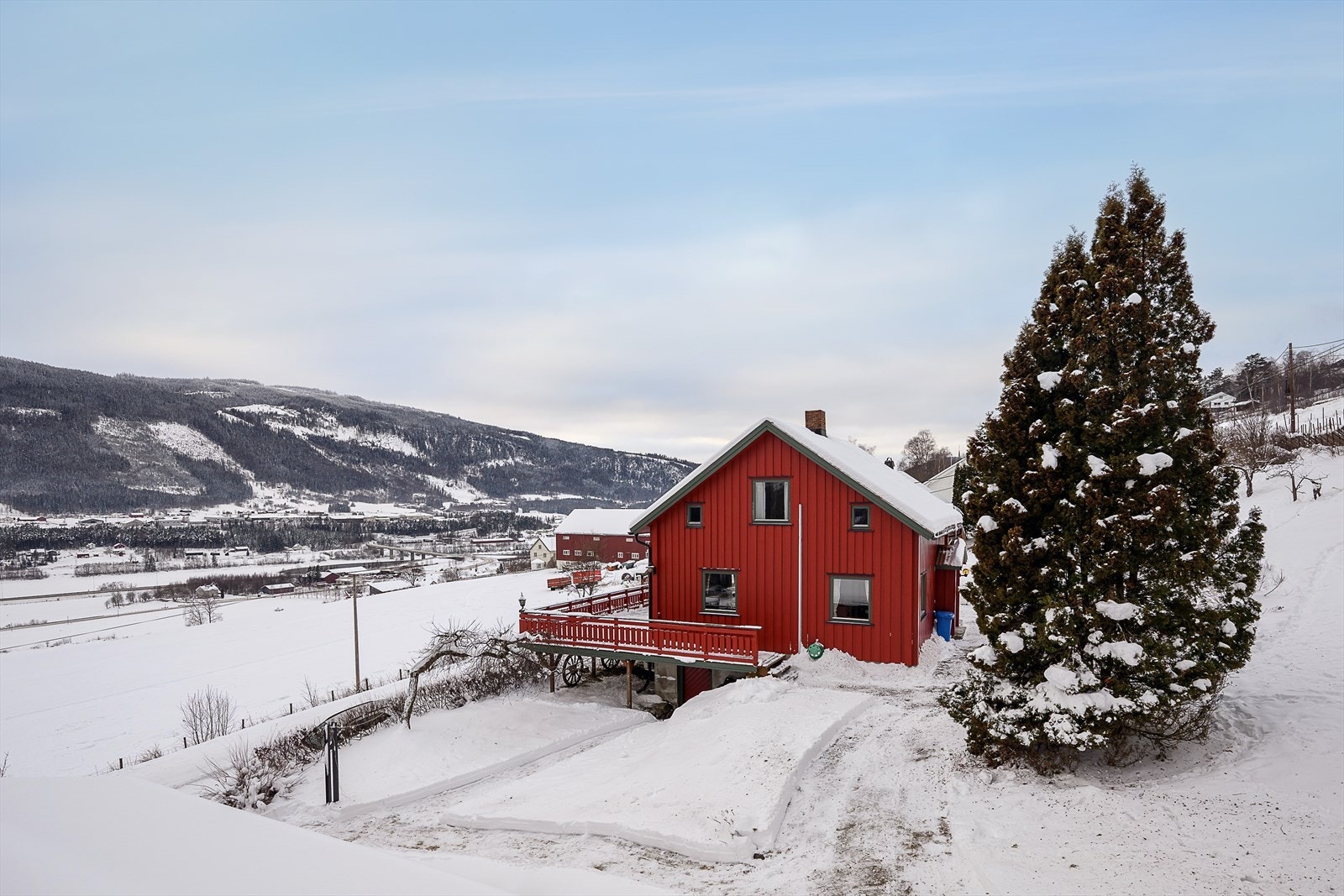 Beliggenheten er sentral med kun 4 minutters kjøring til Øyer sentrum og ca 15 minutters kjøring til Lillehammer sentrum. Galleribilde