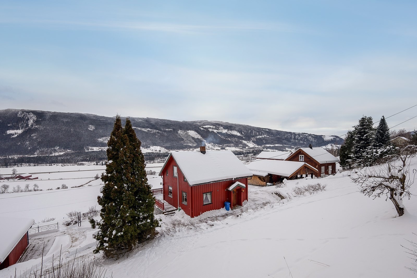 Eiendommen ligger i et rolig og landlig område med nærhet til skog og mark. Galleribilde