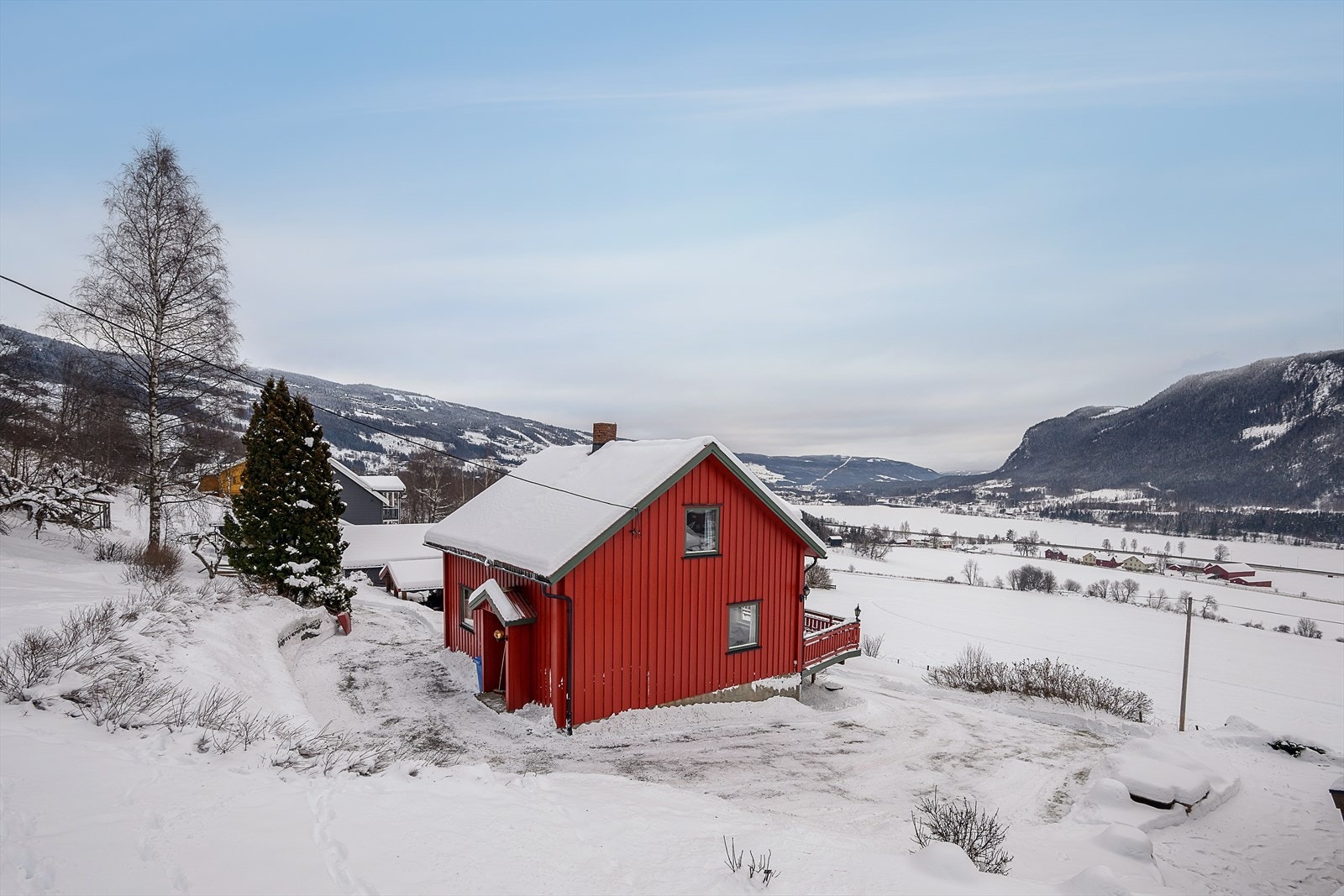 Eiendommen ligger på en sørvestvendt, skrånende tomt med gode utsiktsforhold. Galleribilde