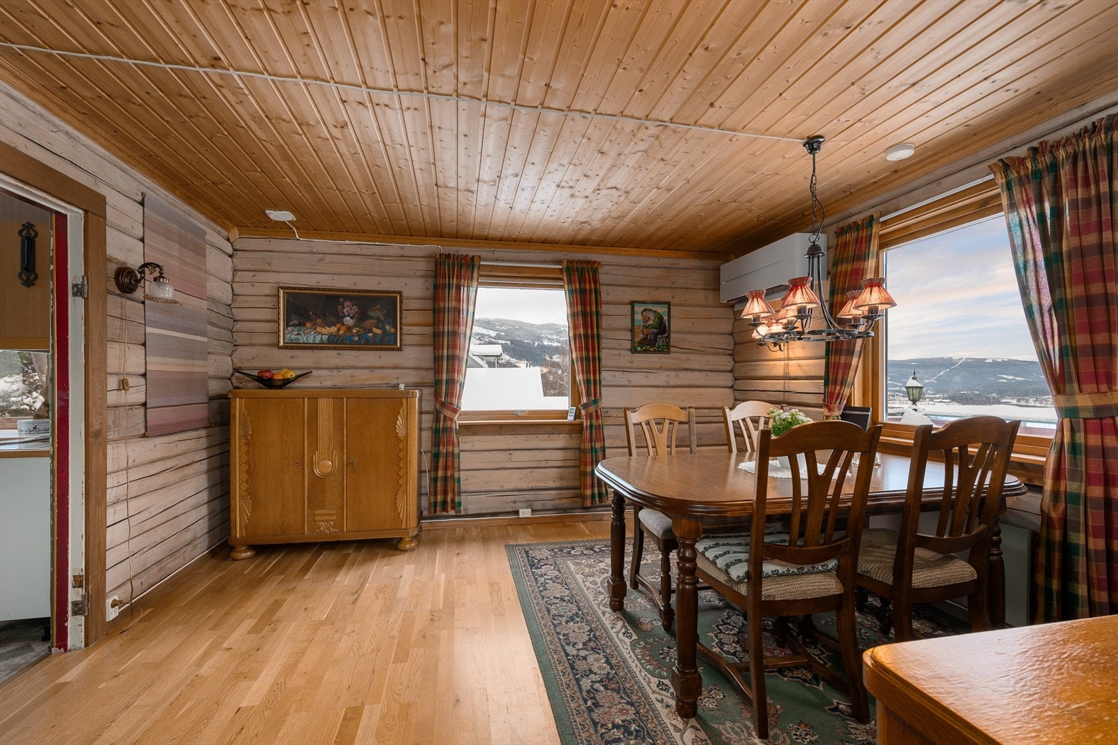 Spisestuen har ubehandlede tømmervegger som gir en autentisk atmosfære. Galleribilde