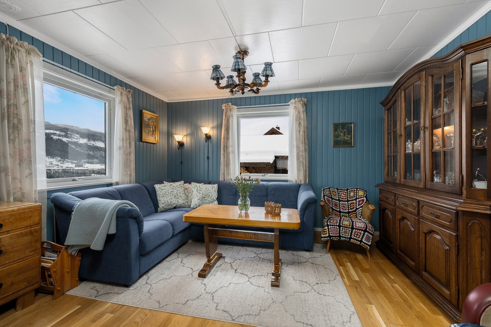 Stuen har parkett fra 2012 på gulvet og stående malt faspanel på veggene. Galleribilde