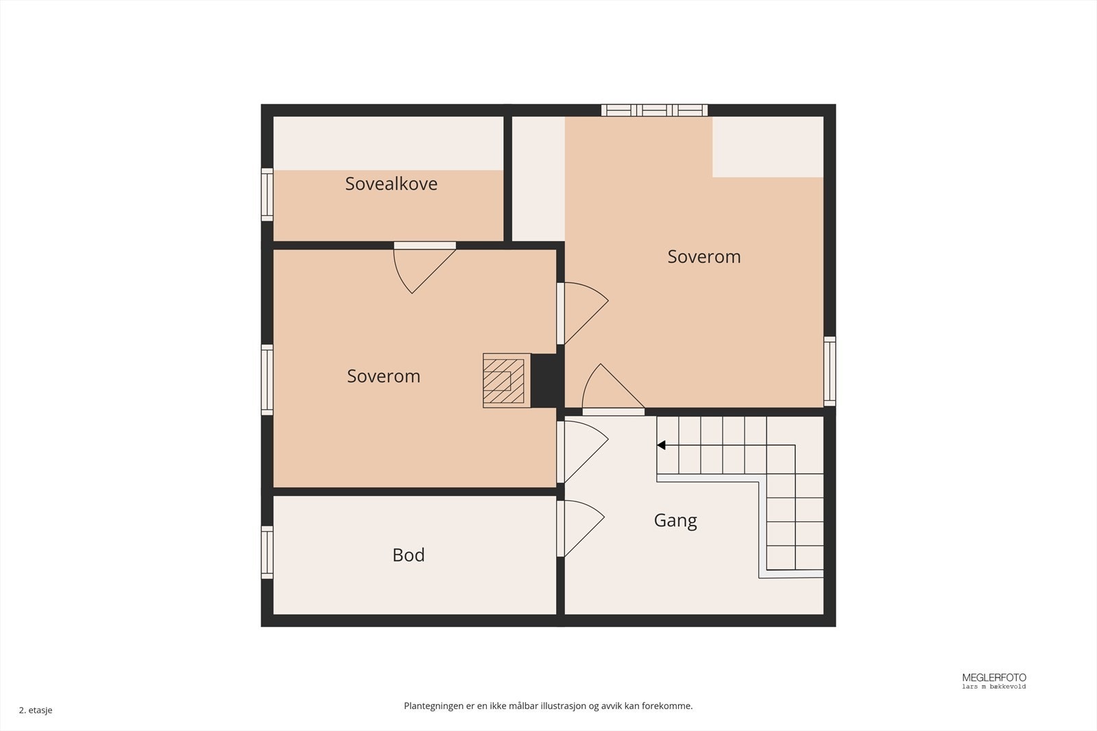Andre etasje inneholder gang, to soverom, en sovealkove og et kott. Galleribilde
